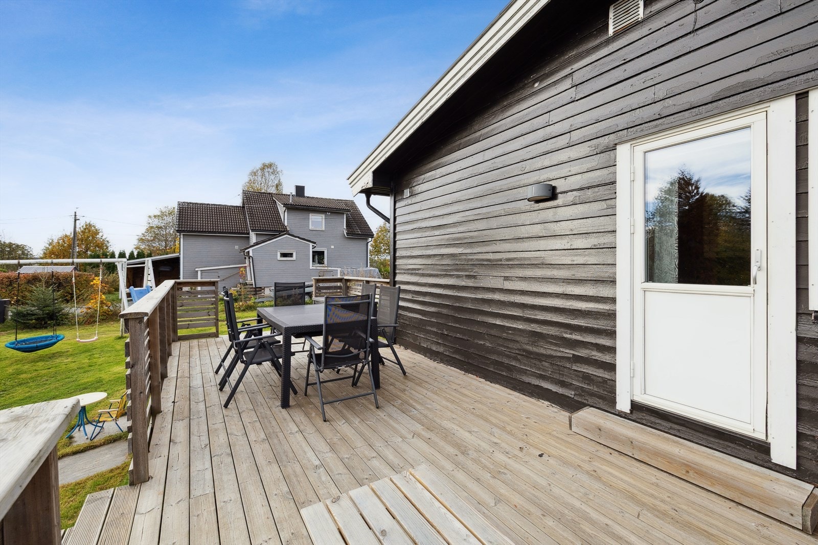 Solrik terrasse. Galleribilde