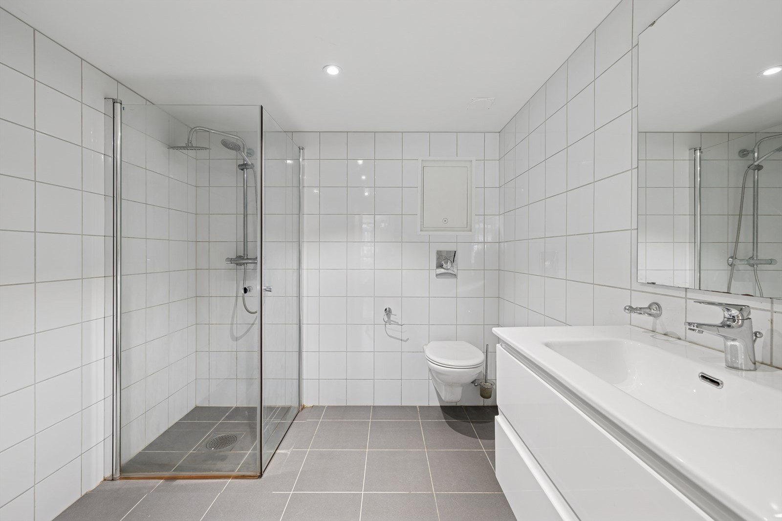 Pent flislagt bad i kjelleretasjen. Galleribilde