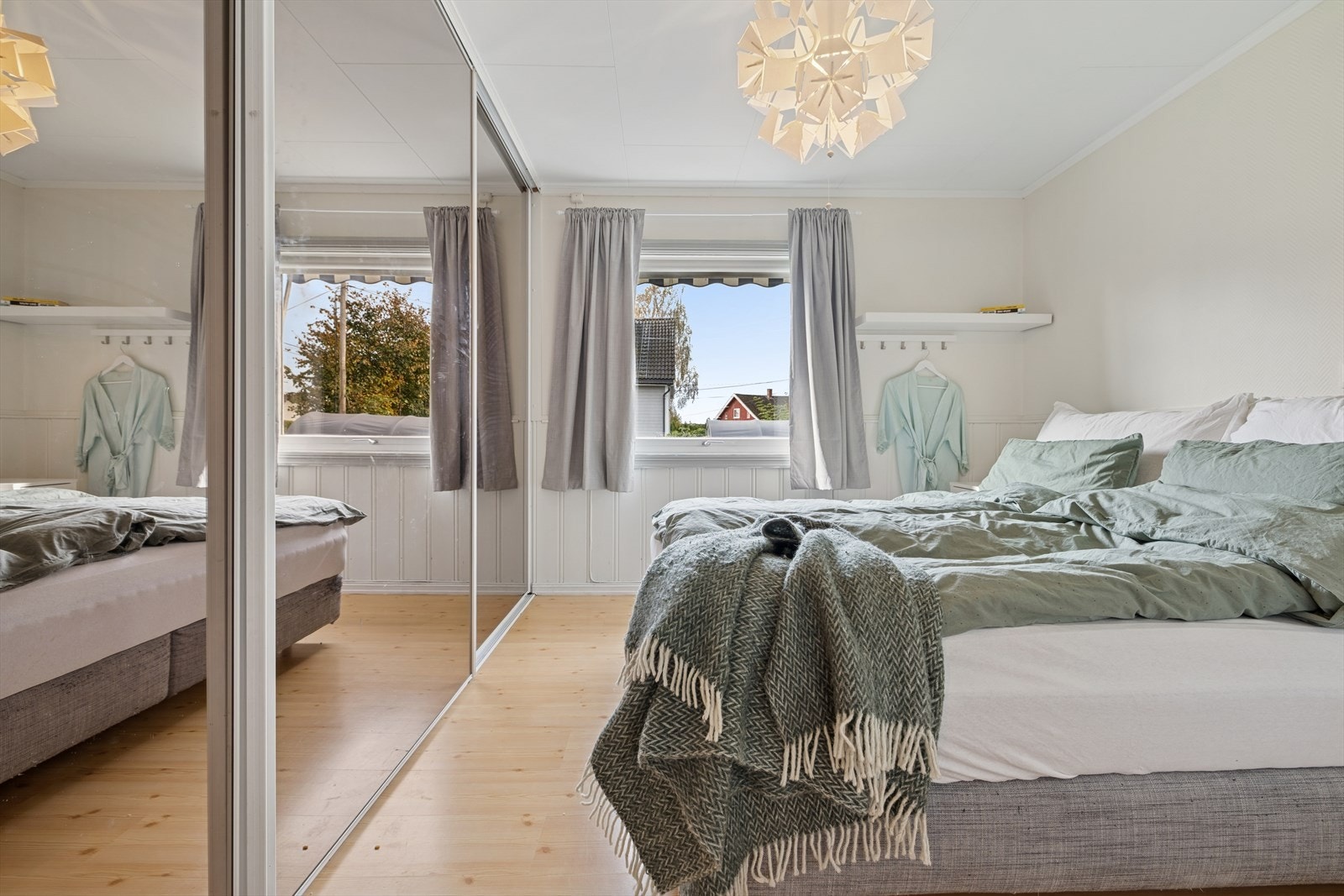 Stor skyvedørsgarderobe. Galleribilde