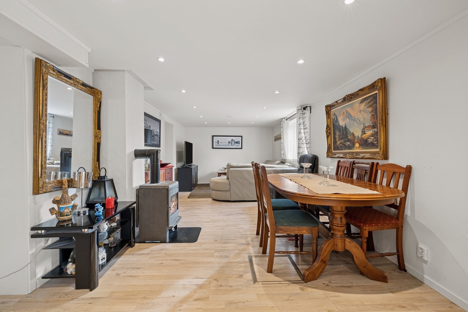 Store kjellerstue med peis. Galleribilde