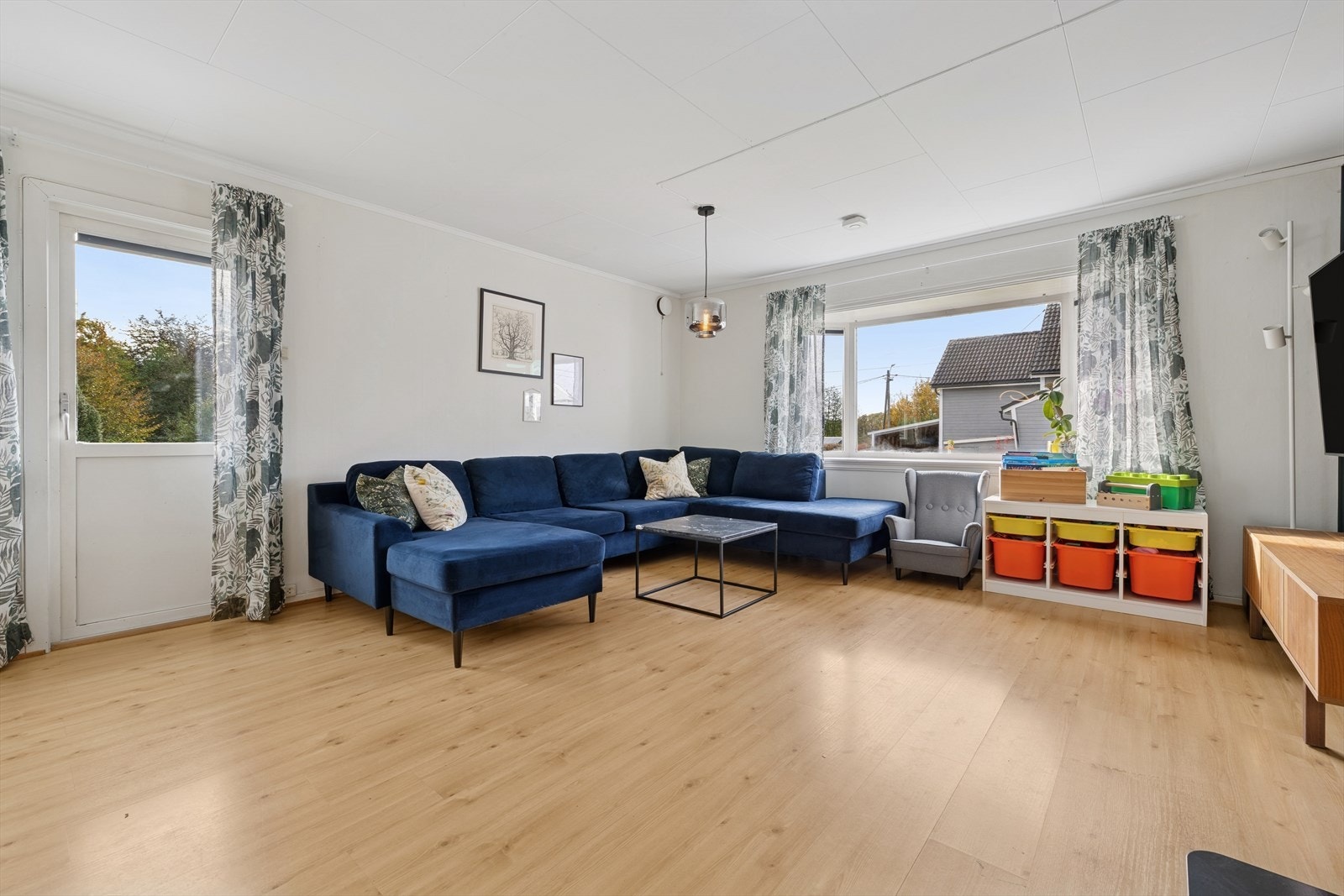 Romslig stue med store vindusflater. Galleribilde