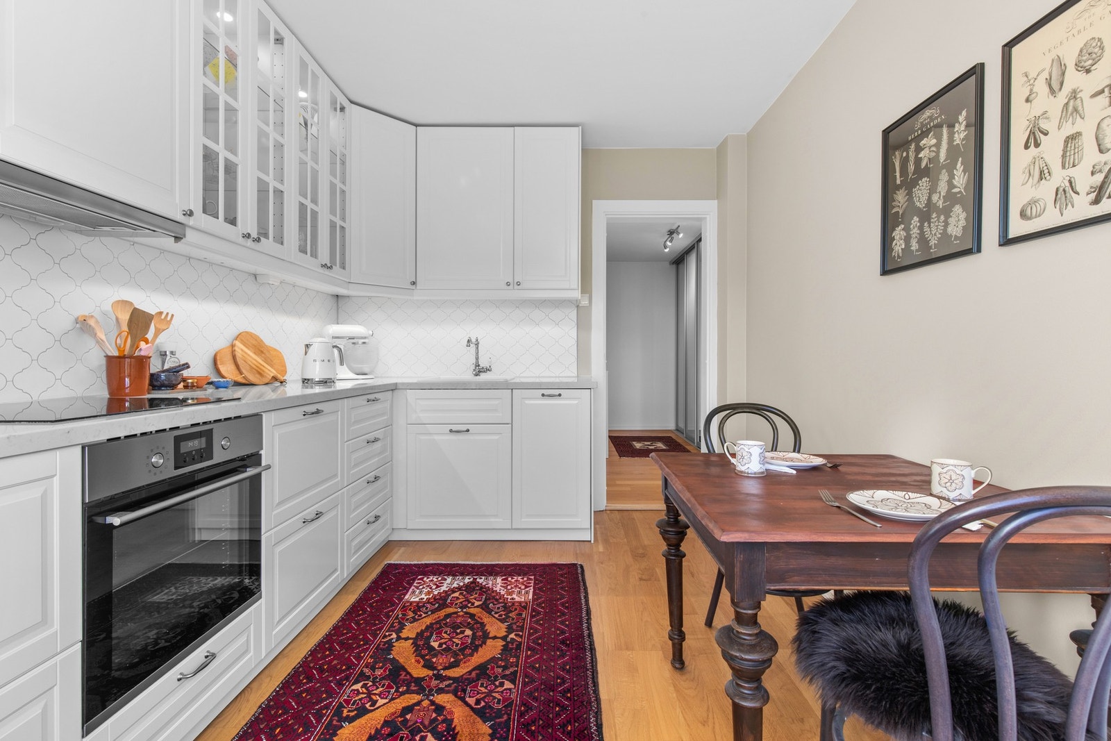 Her inne er det plass til lite frokostbord også Galleribilde