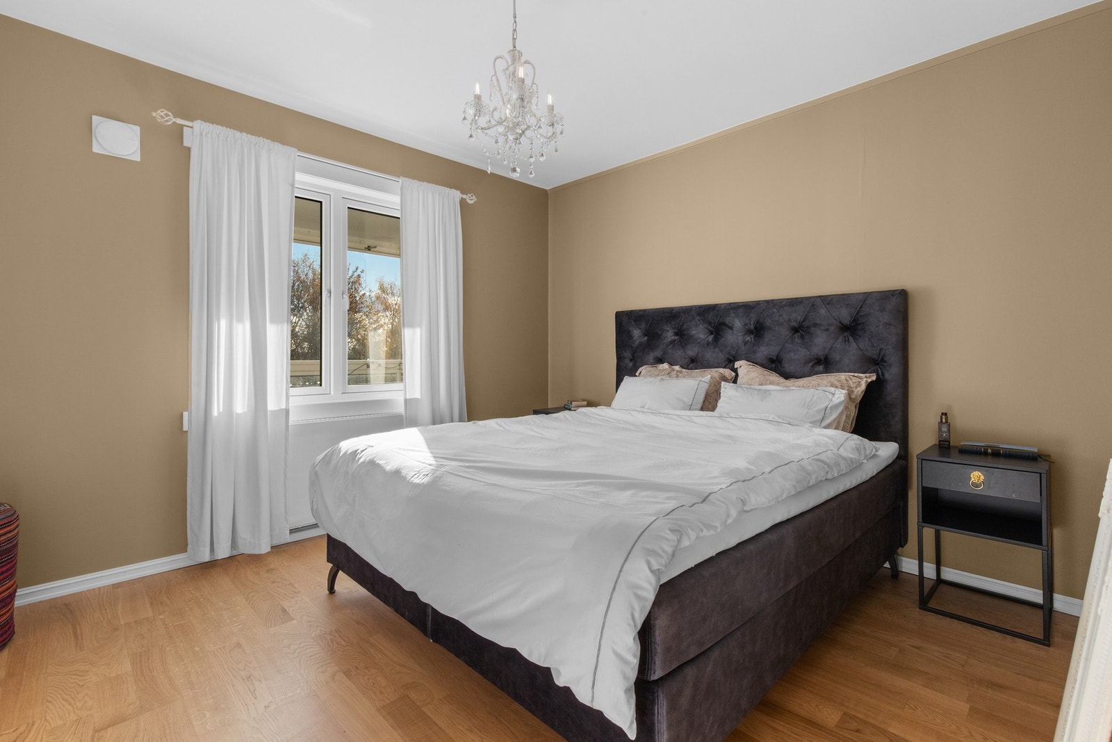 God størrelse, både til seng og nattbord. Her inne er det garderobe også Galleribilde