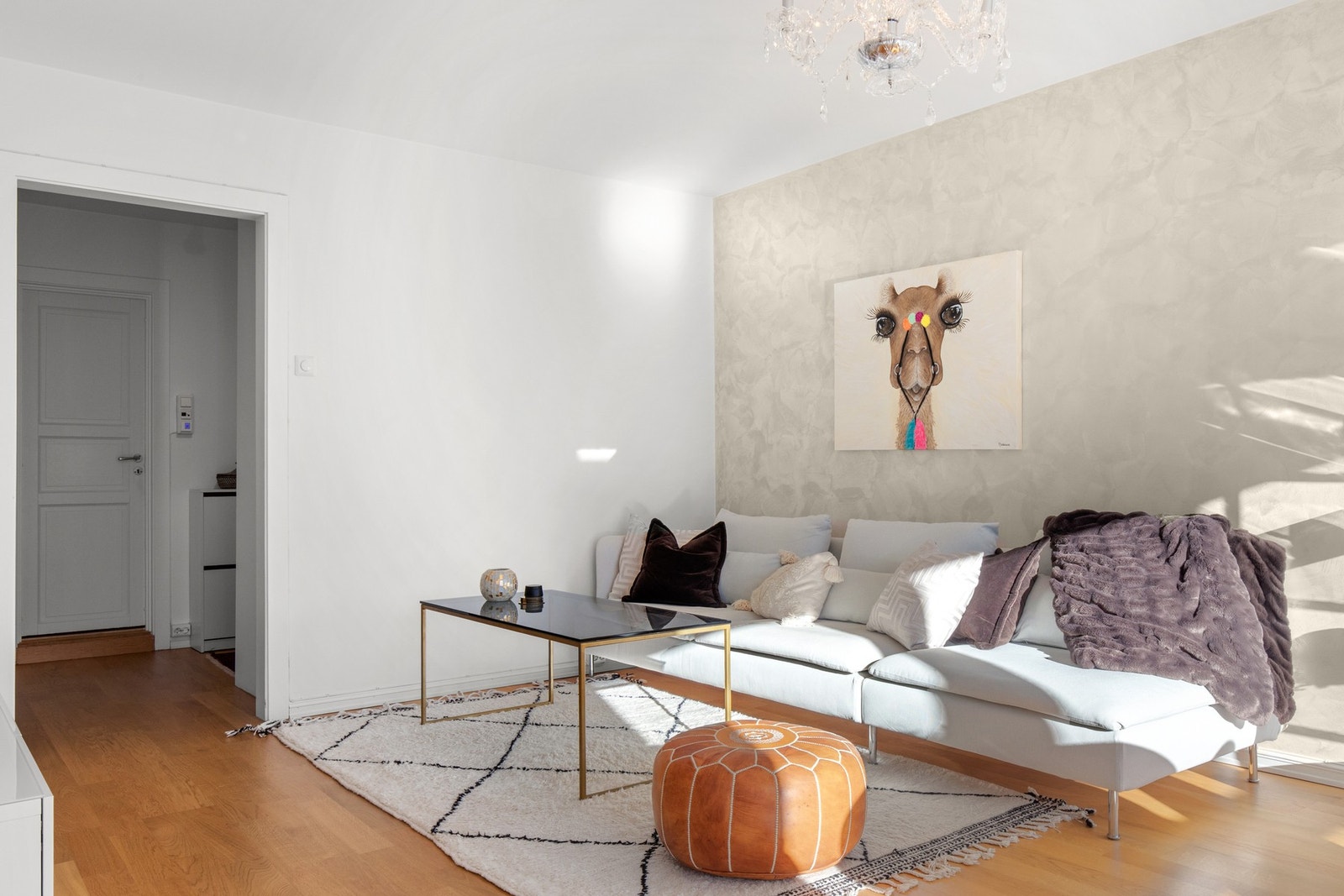 Fra balkong og stuedelen beveger vi oss mot leilighetens kjøkken Galleribilde