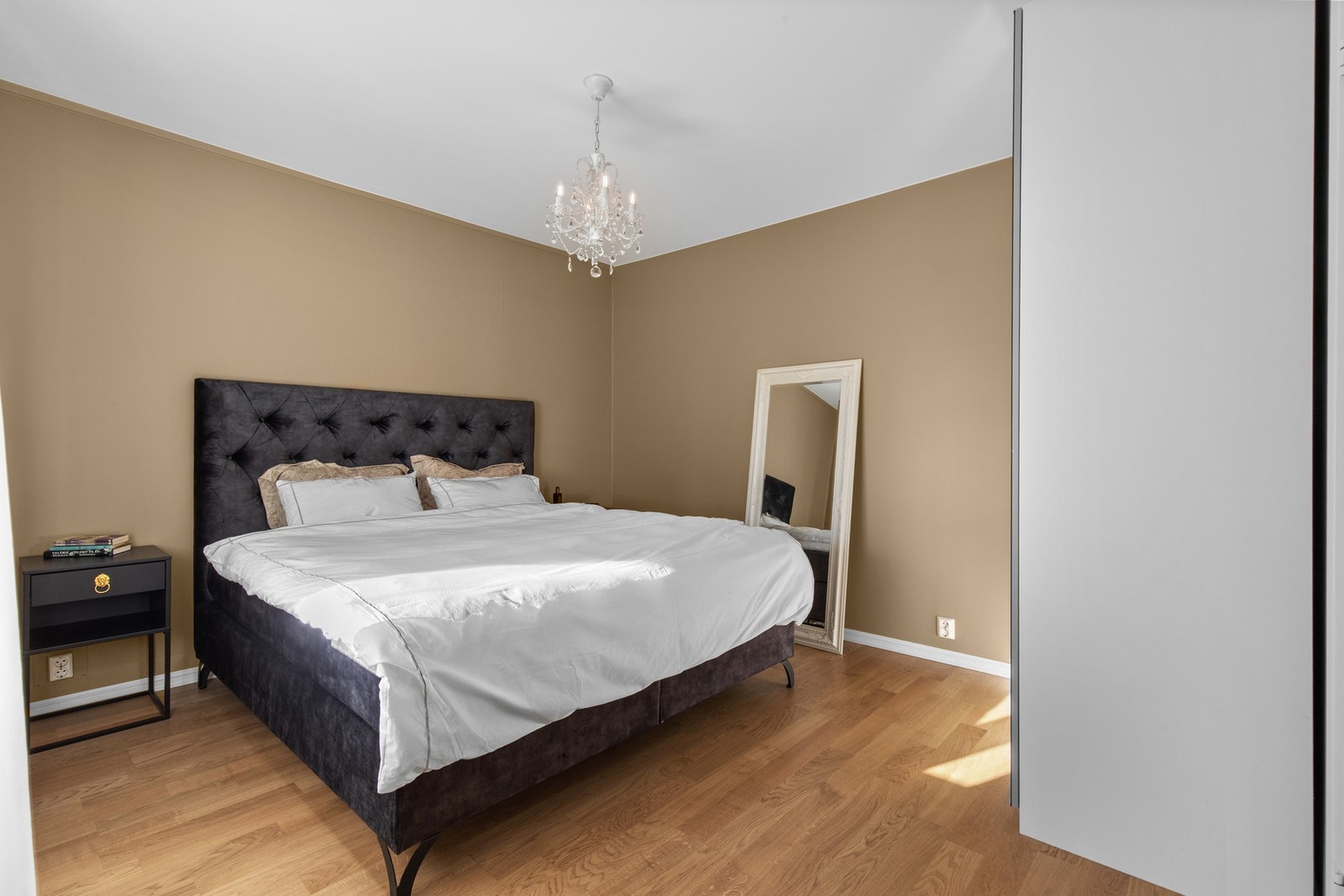 Hovedsoverom har inngang fra stuedelen Galleribilde