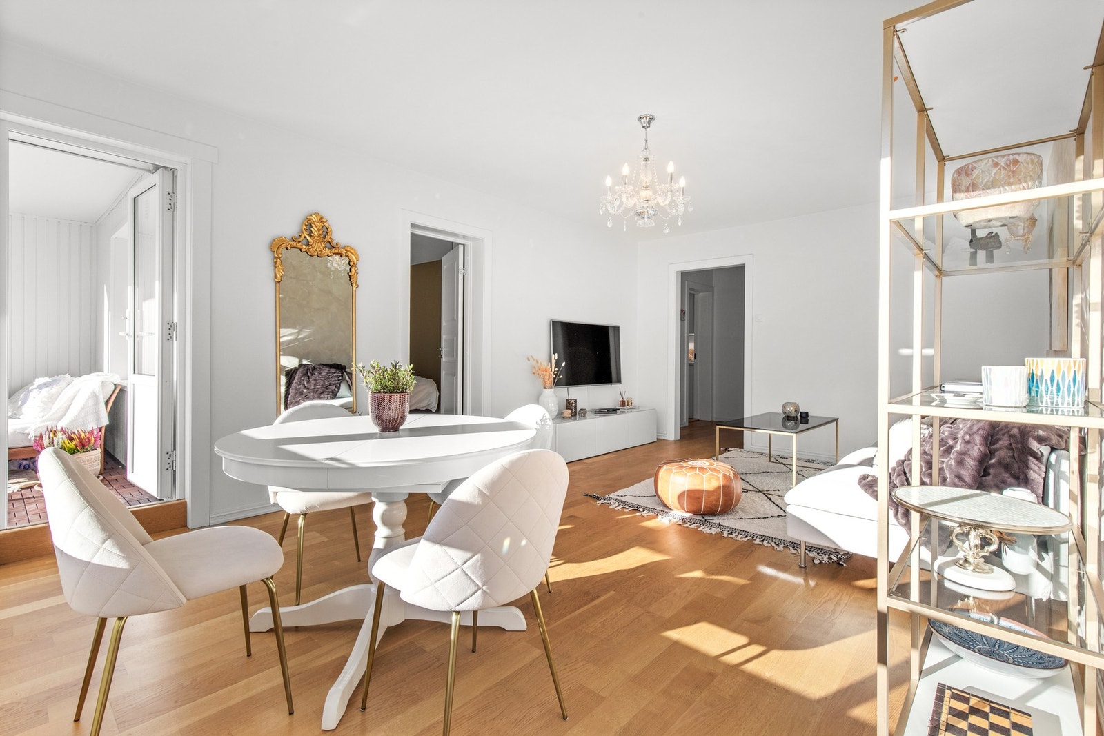 Fra stuedelen er det utgang til innglasset balkong - et perfekt sted på sommerhalvåret Galleribilde