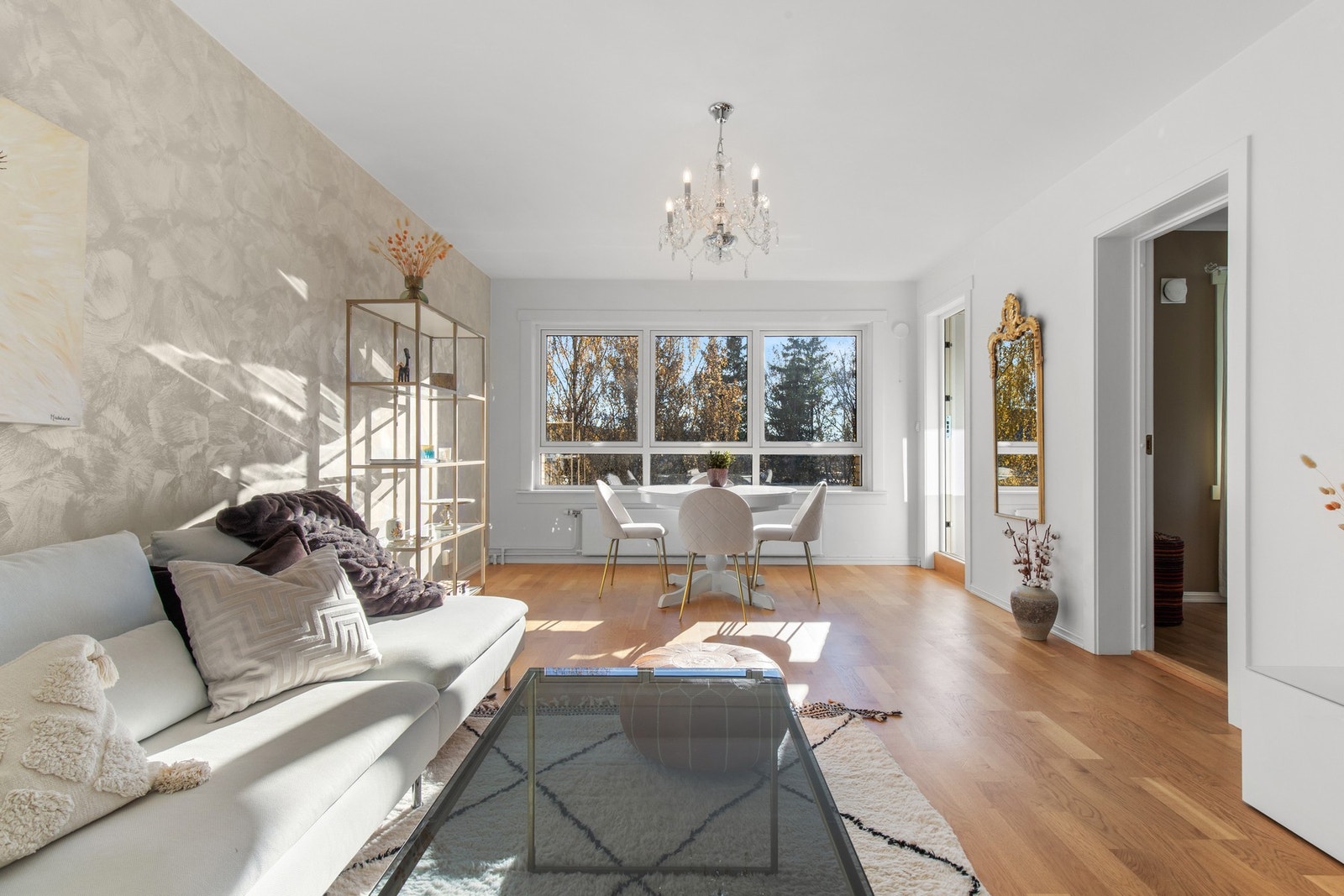 Stuen er stor og har god plass til både spisebord, tv og sofamøblement Galleribilde