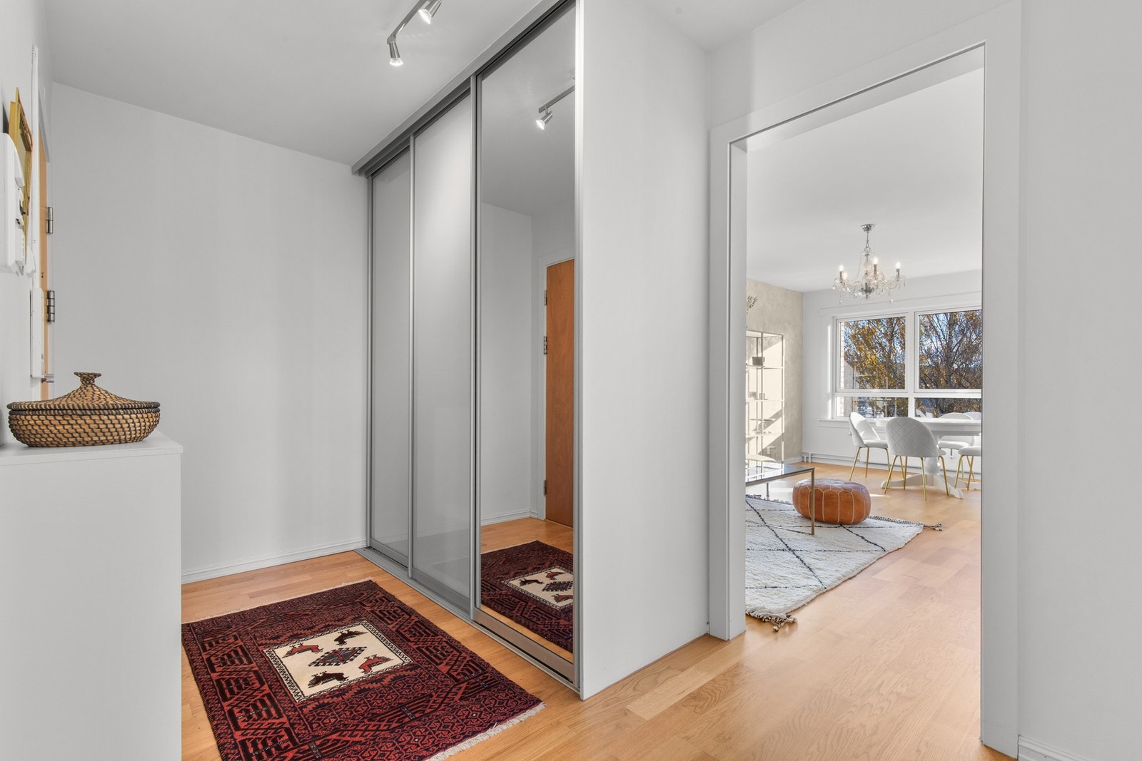 Velkommen hit! Førsteinntrykket i entreen er allerede godt med parkett i gulvsone, stor skyvedørsgarderobe og callinganlegg med monitor Galleribilde