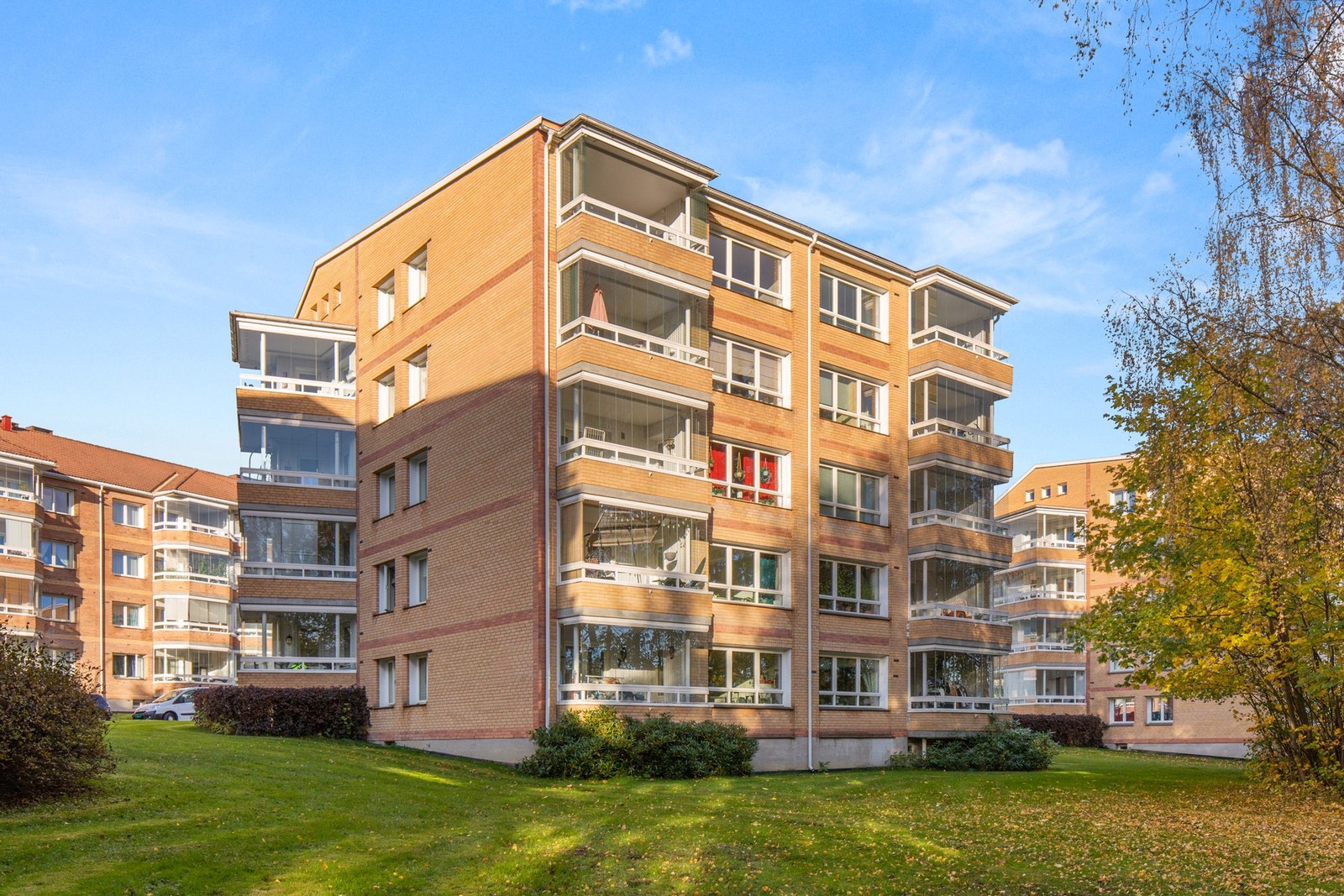 Fasade dagtid - Blokken ligger nederst på Kalbakken mot Alna Galleribilde