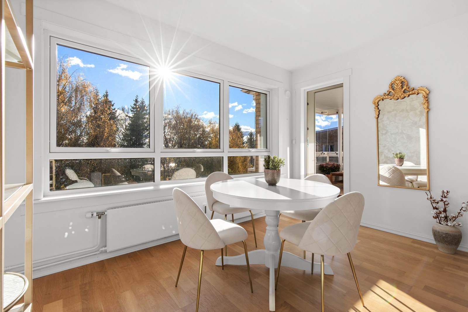 Leiligheten ble svært oppgradert i 2016/17, som bla. ny parkett, kjøkken og overflater Galleribilde