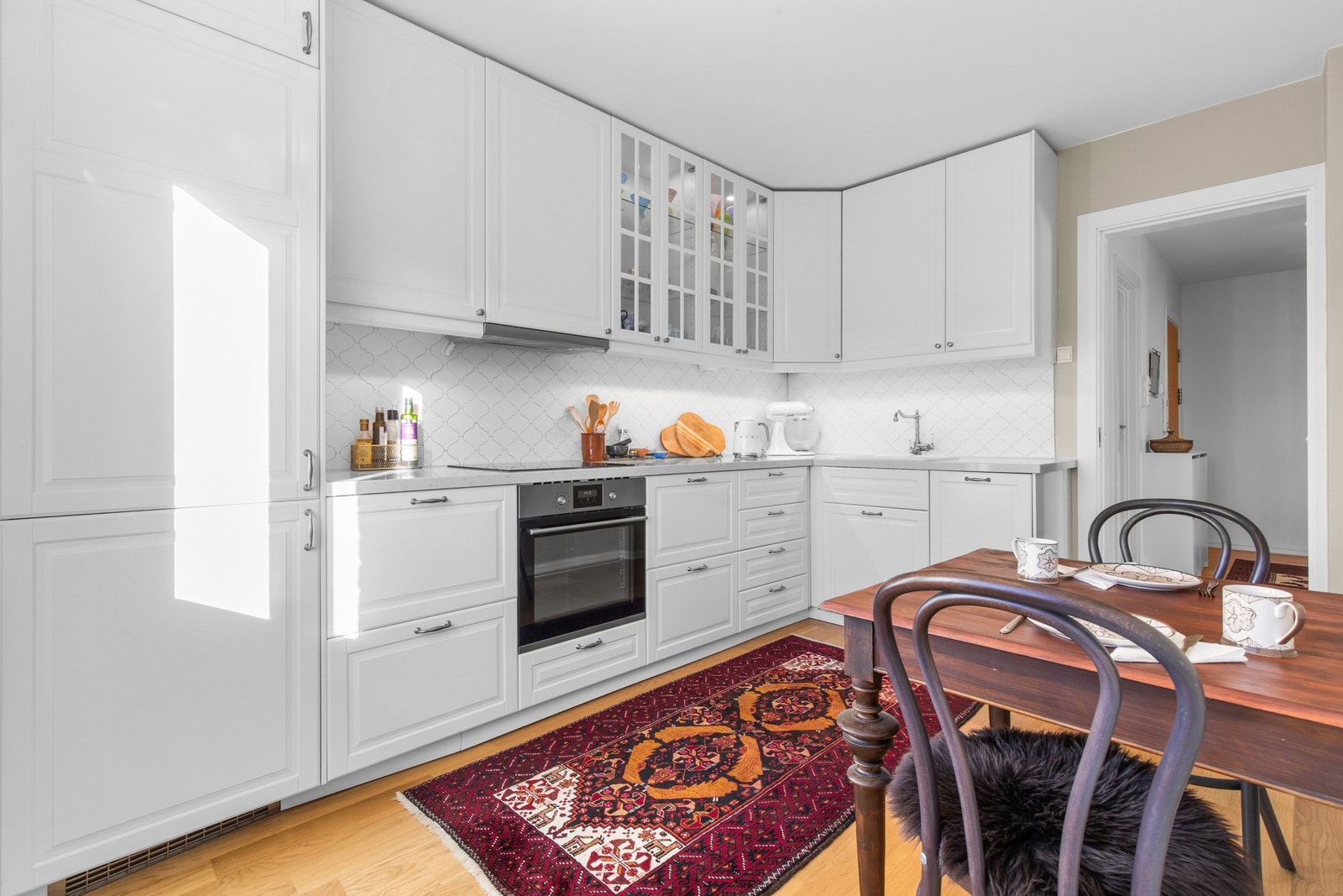 Kjøkkenet beskrives som velholdt og har alt en kokk trenger Galleribilde