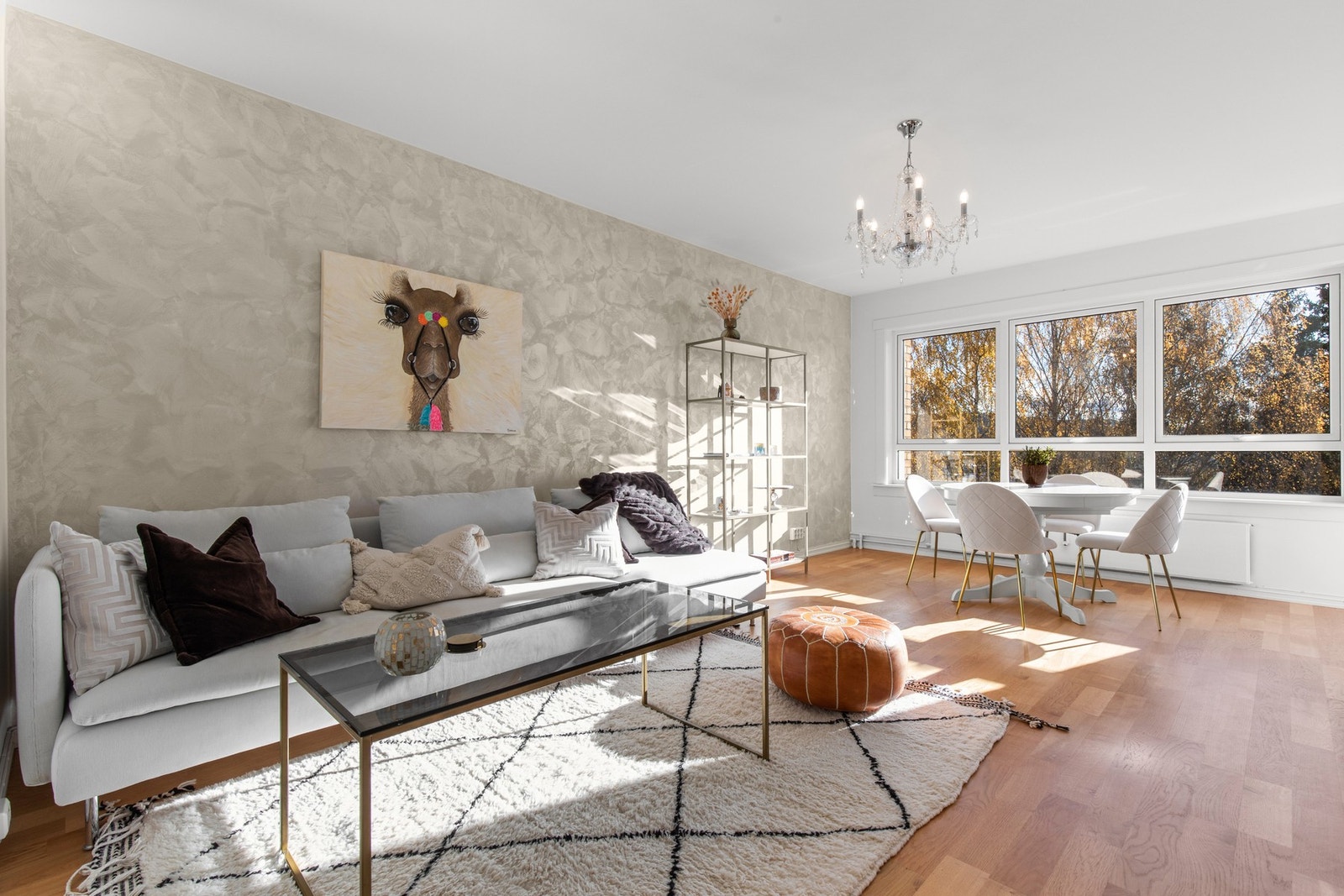 Leiligheten vil oppleves som luftig og skjermet, med masse lys fra store vindusflater Galleribilde