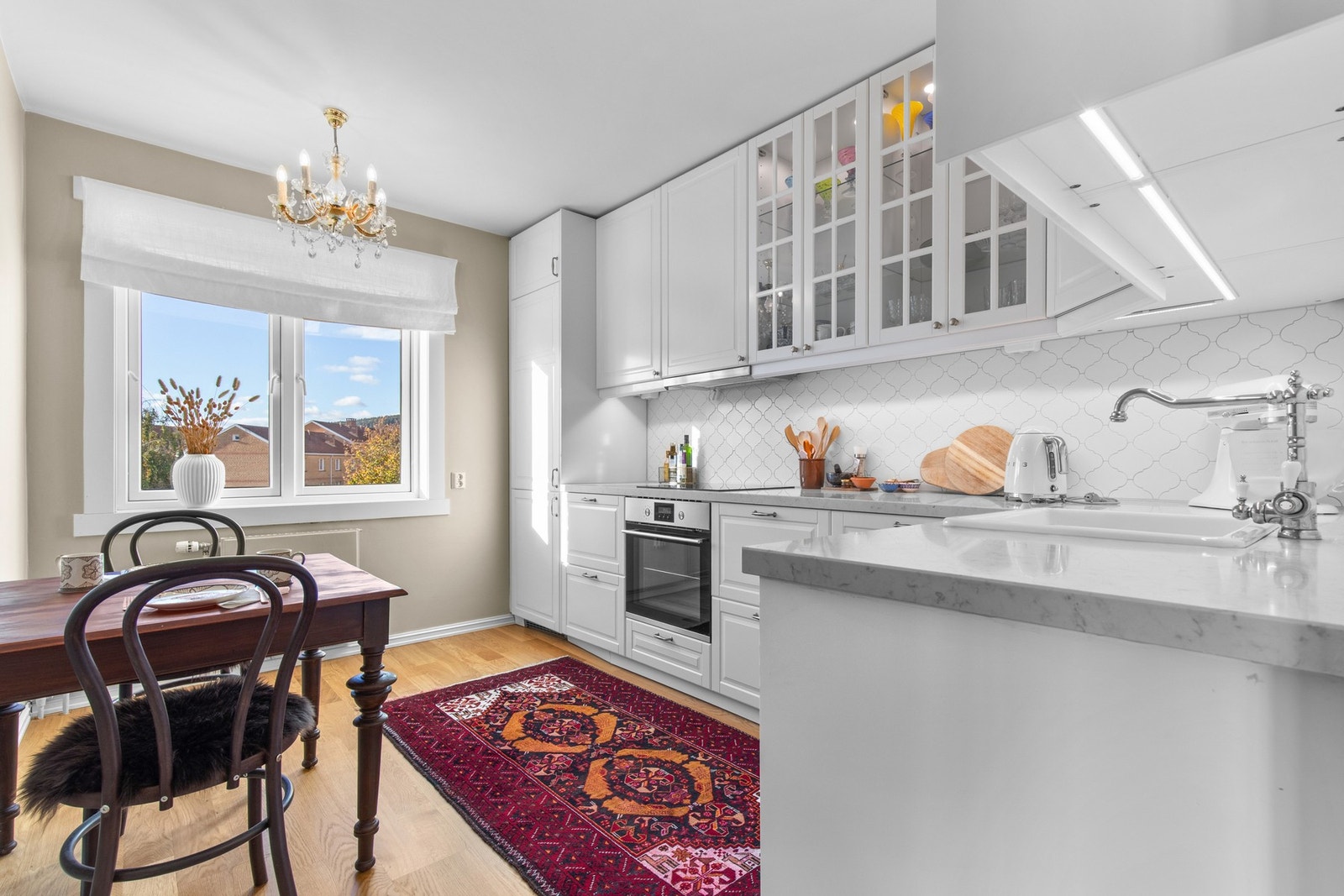 Malte profilerte fronter, kompositt benkeplater, oppvaskkum,
ventilator, fliser over benk, ledbelysning under overskap, integrert kjøl/fryseskap, oppvaskmaskin
(45 cm), stekeovn og induksjon platetopp. 4 fronter med glass. Waterguard og lekkasjestopp er Galleribilde