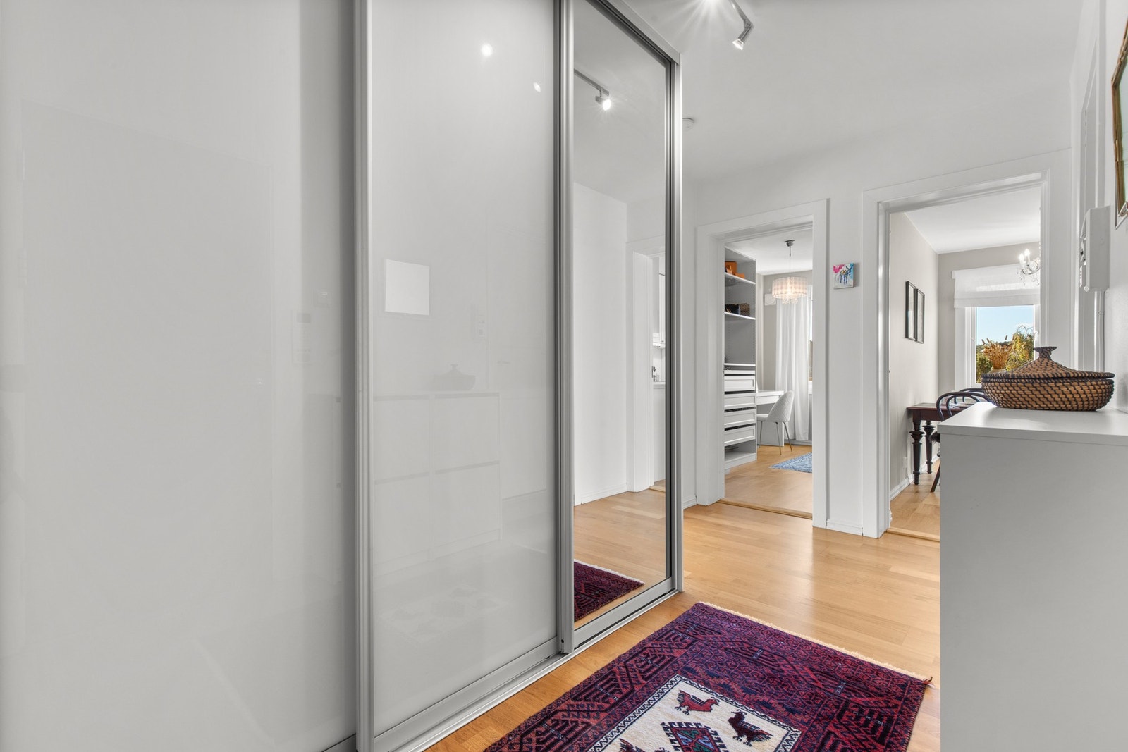 Om du er på jakt etter en innflytningsklar 3-roms på Kalbakken med særs god intern beliggenhet, så bør du ta en tur på visning her. Håper vi ses! Galleribilde