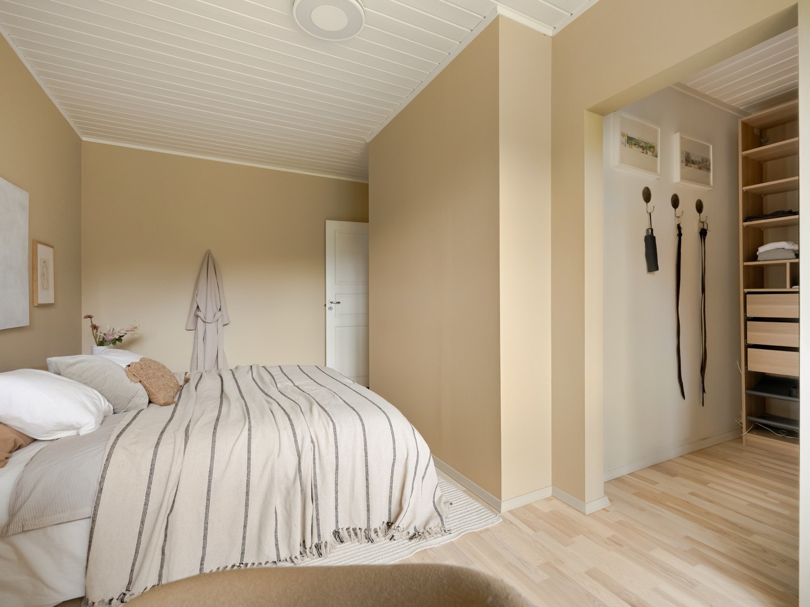 Fra soverommet er det en praktisk walk-in-garderobe. Galleribilde