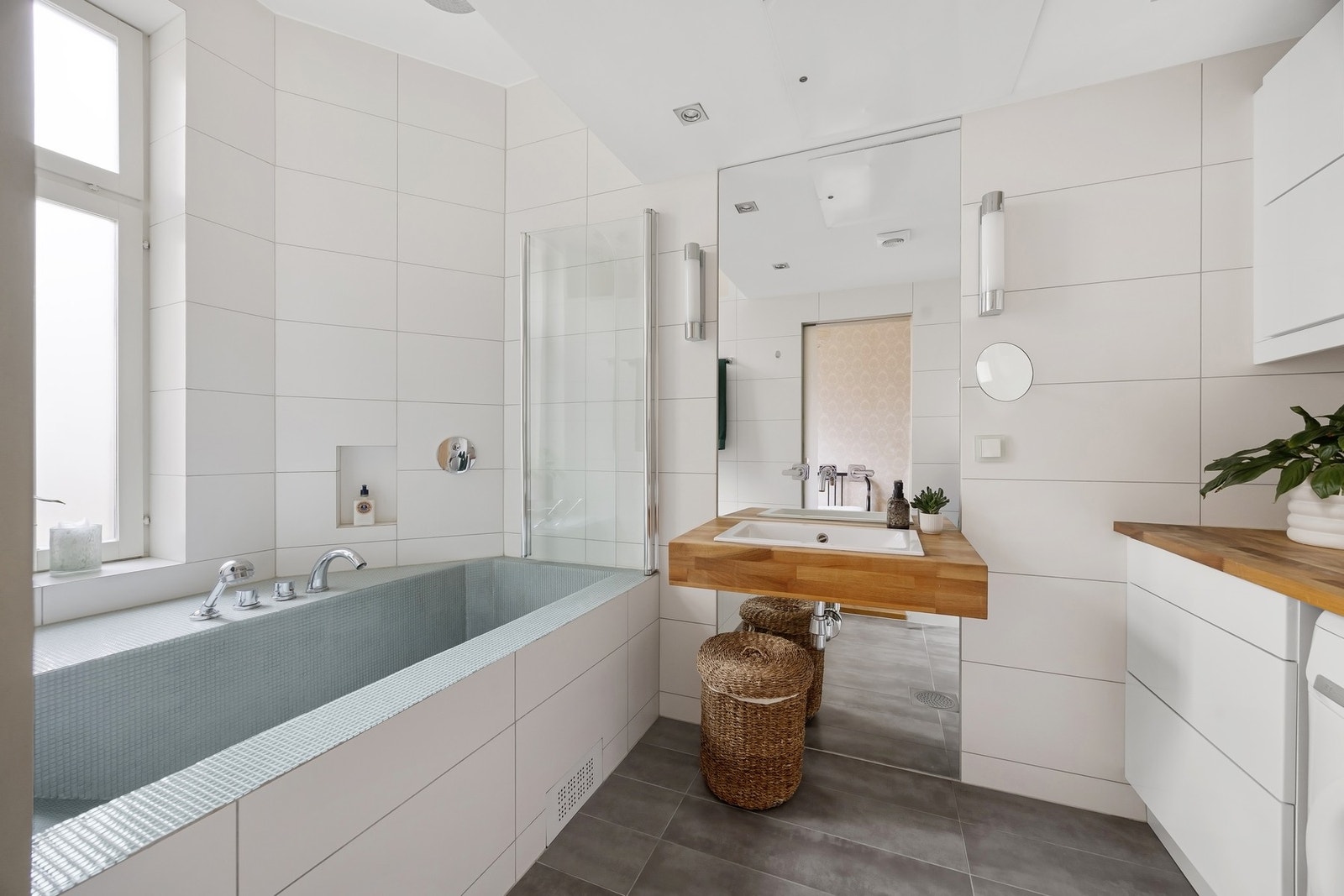 Badet er utstyrt med detaljer som innebygde designerbatterier og regnfalldusj fra Philippe Starck. Galleribilde