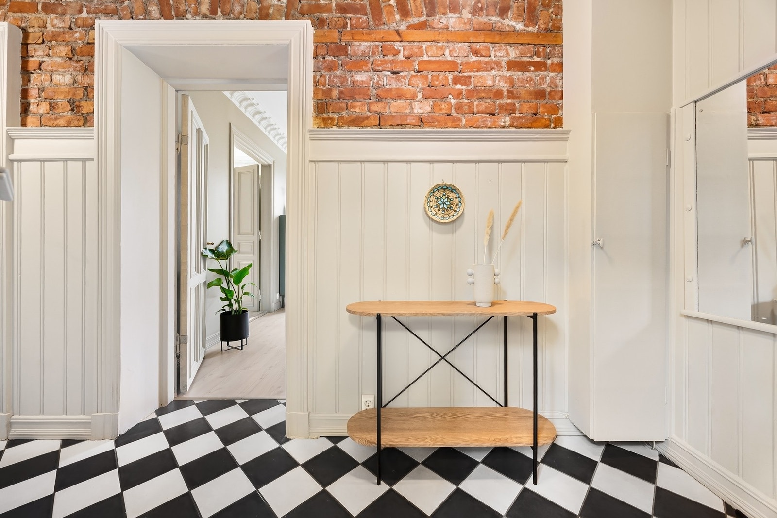 Teglsteinsvegger i entrè/gang og tapet på vegger i soverom 2. Galleribilde