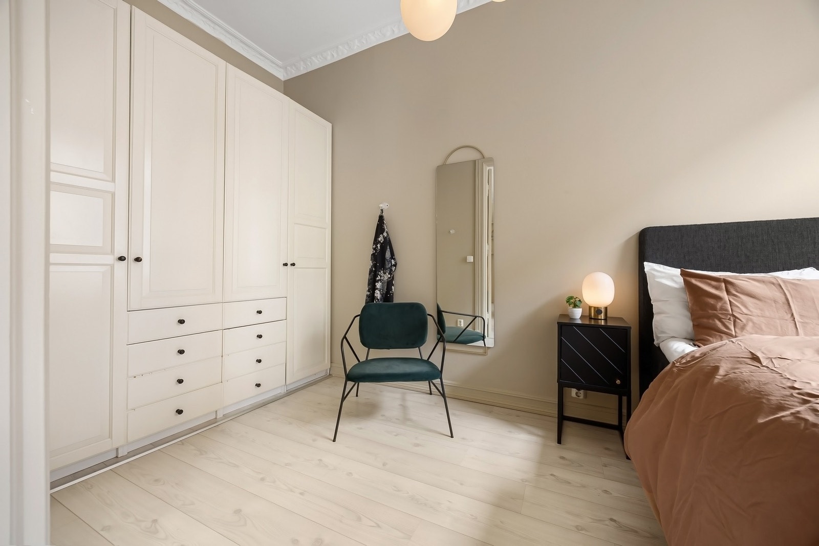 Stor garderobeløsning. Laminatgulv med vannbåren gulvvarme i alle rom bortsett fra bad og entré. Galleribilde