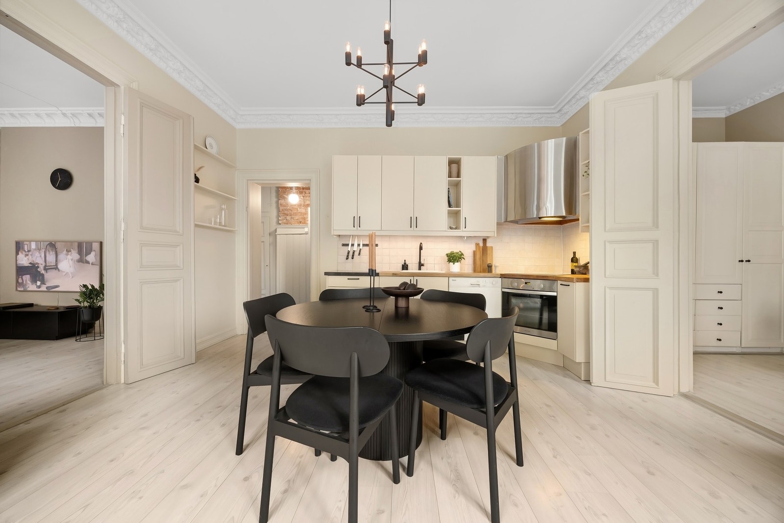 Stort kjøkken med god plass til spisestue og middagsselskaper. Galleribilde