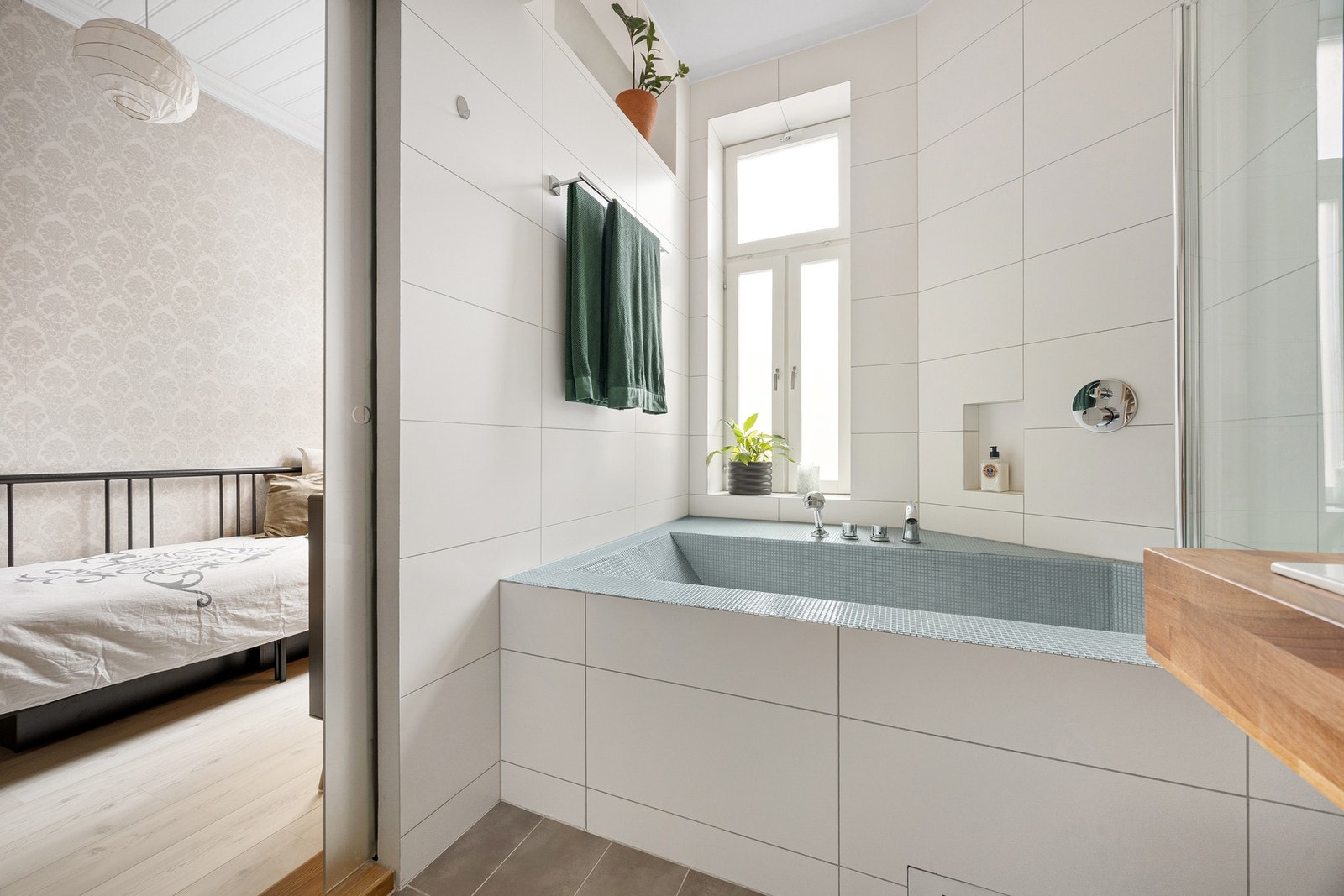 Helfliset bad med varmekabler og innfliset badekar med plass til to voksne. Galleribilde