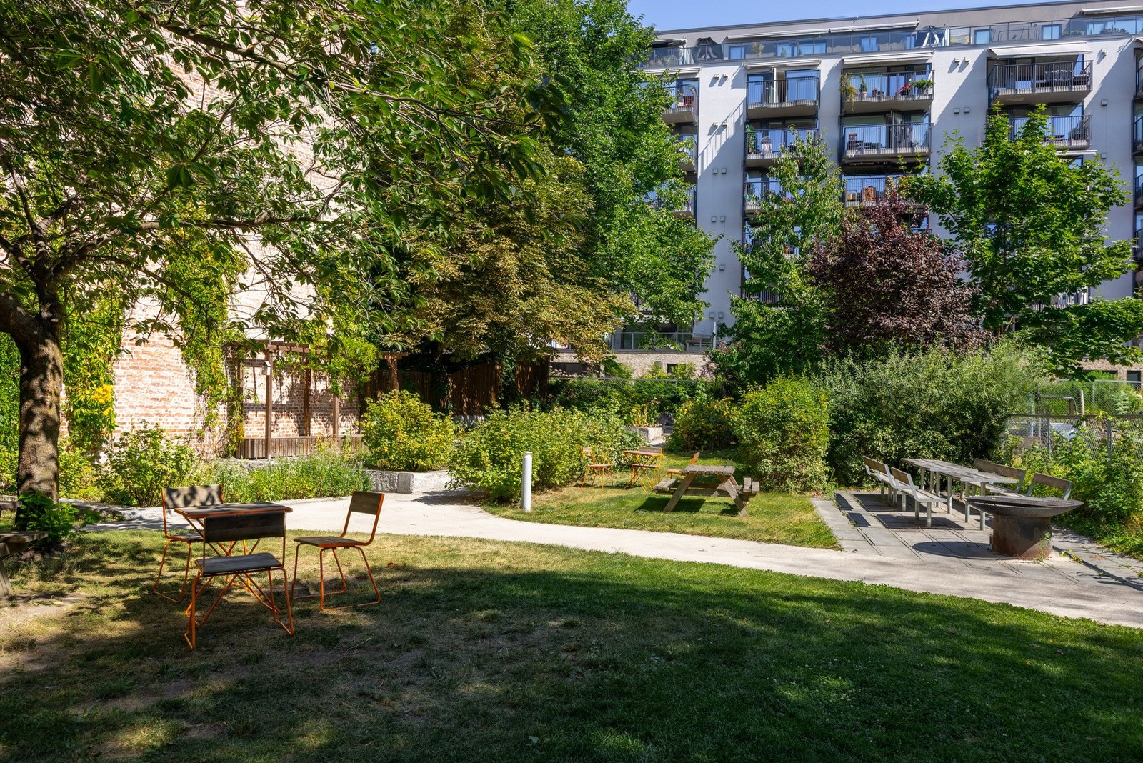 Bakgård. Galleribilde