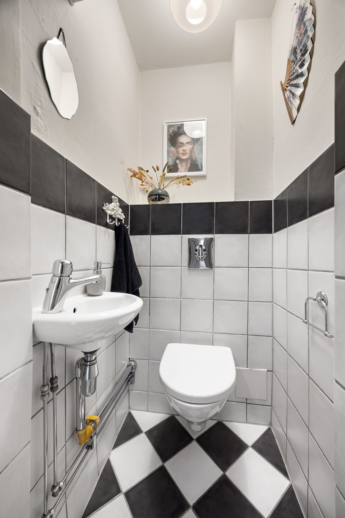 Toalettrom med flislagt gulv og varnnbåren gulvvarme. Galleribilde