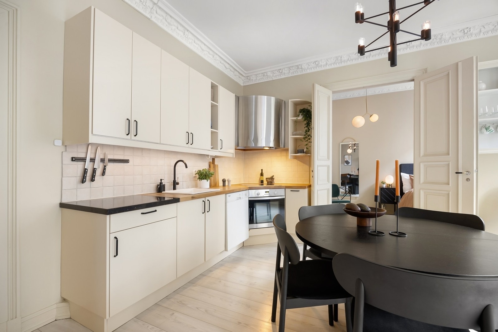 Ikea kjøkkeninnredning fra 2010 med glatte fronter og heltre benkeplater. Galleribilde