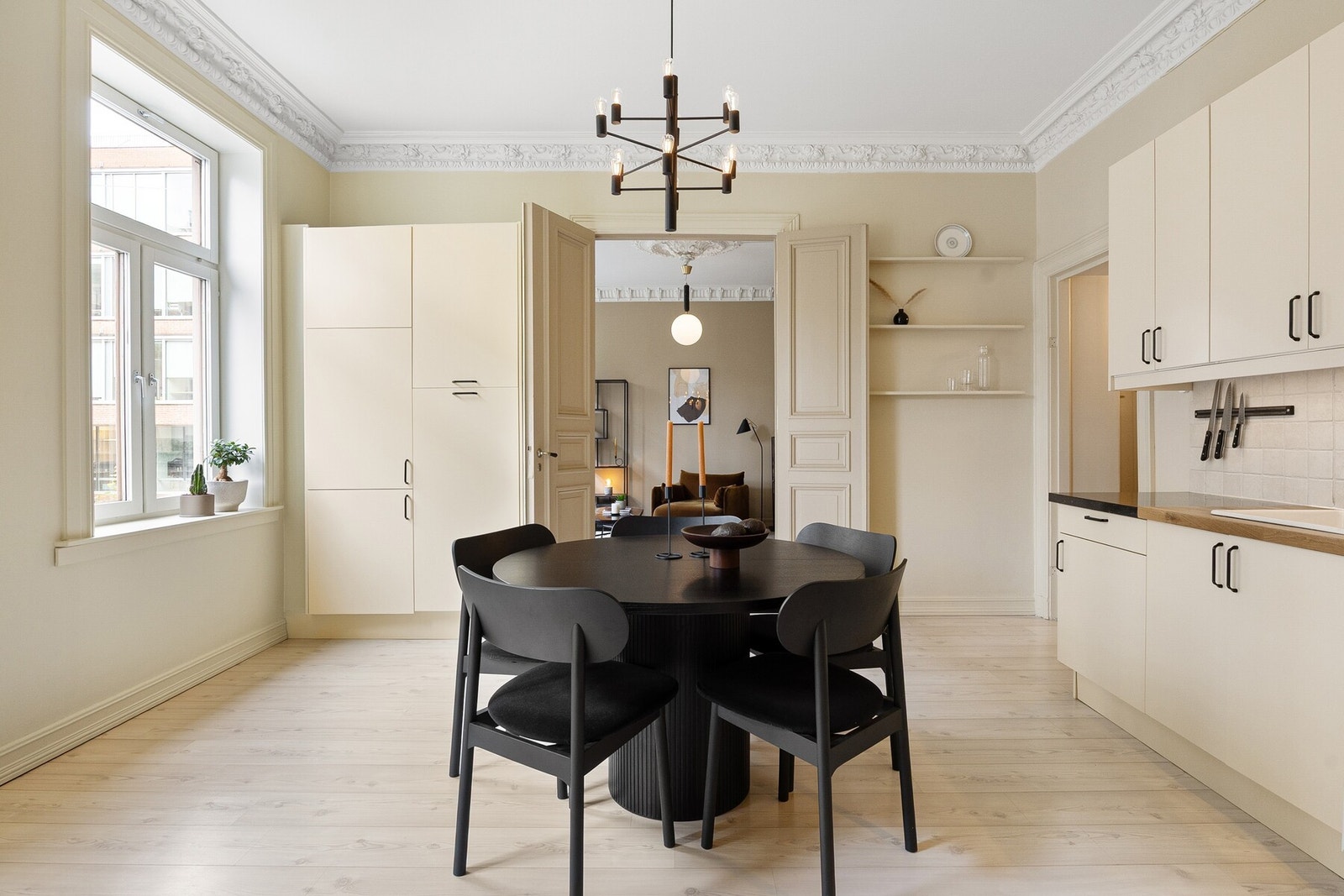 Doble fløydører mellom stue, kjøkken og soverom gir et eksklusivt uttrykk Galleribilde