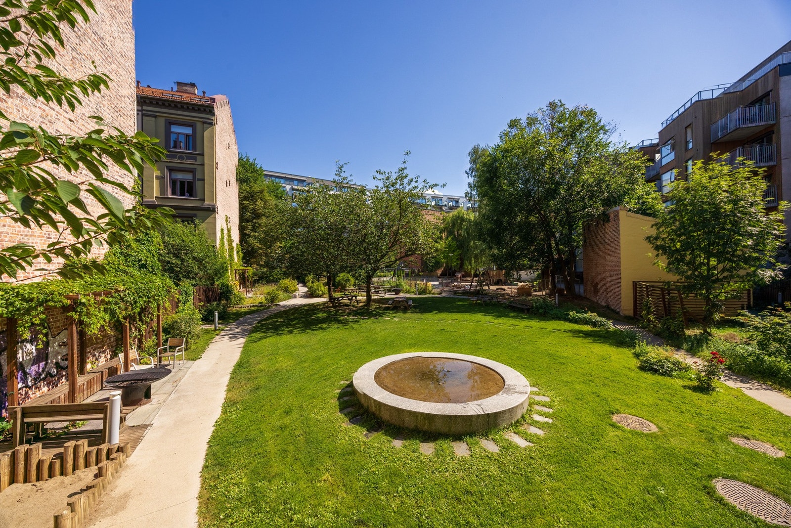 Tilgang til pent opparbeidet felles bakgård. Galleribilde