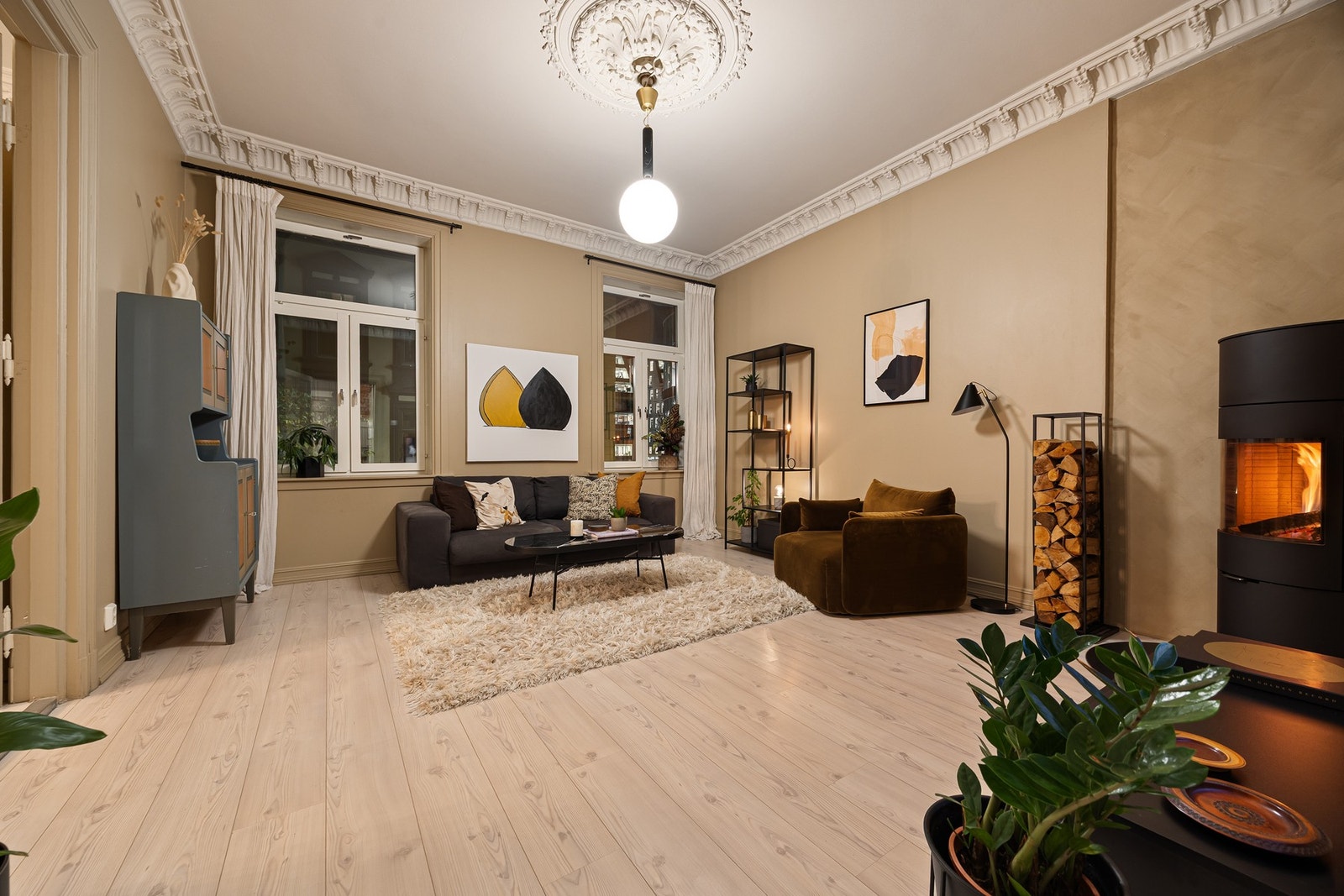 Rosett og stukkatur finner du i stue, kjøkken og hovedsoverom. Galleribilde