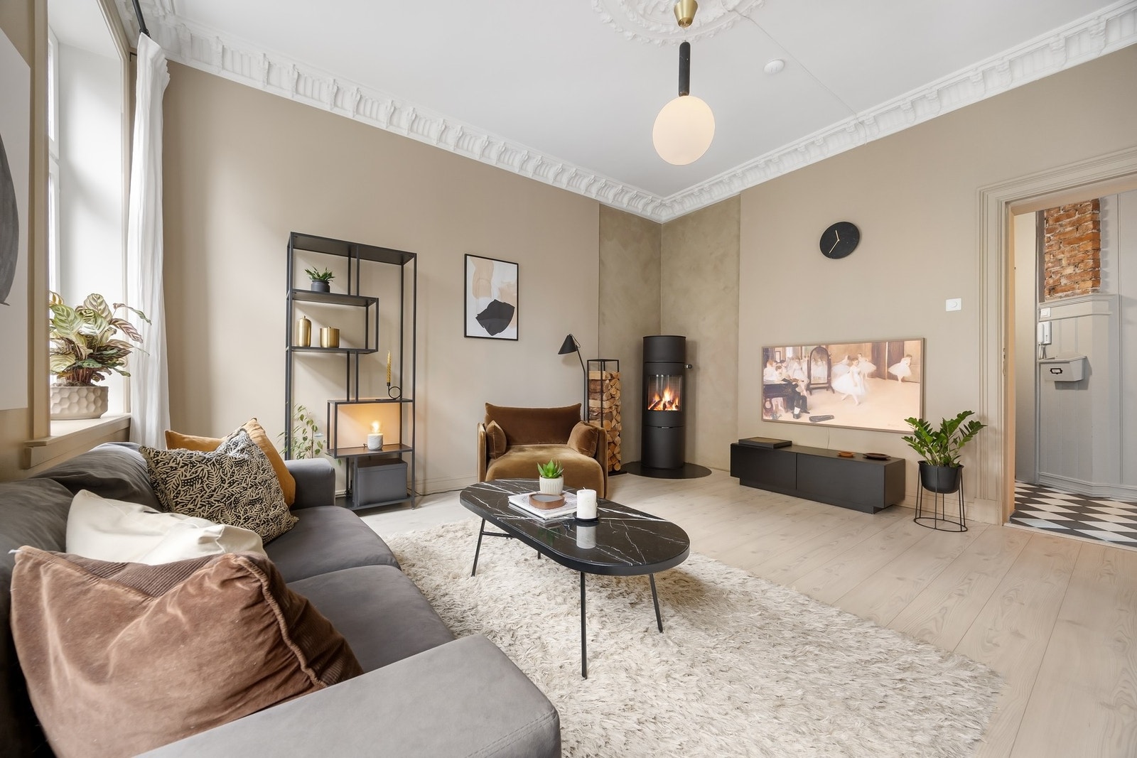 Vegger og himlinger består av malt mur, malt panel og malte plater. Galleribilde