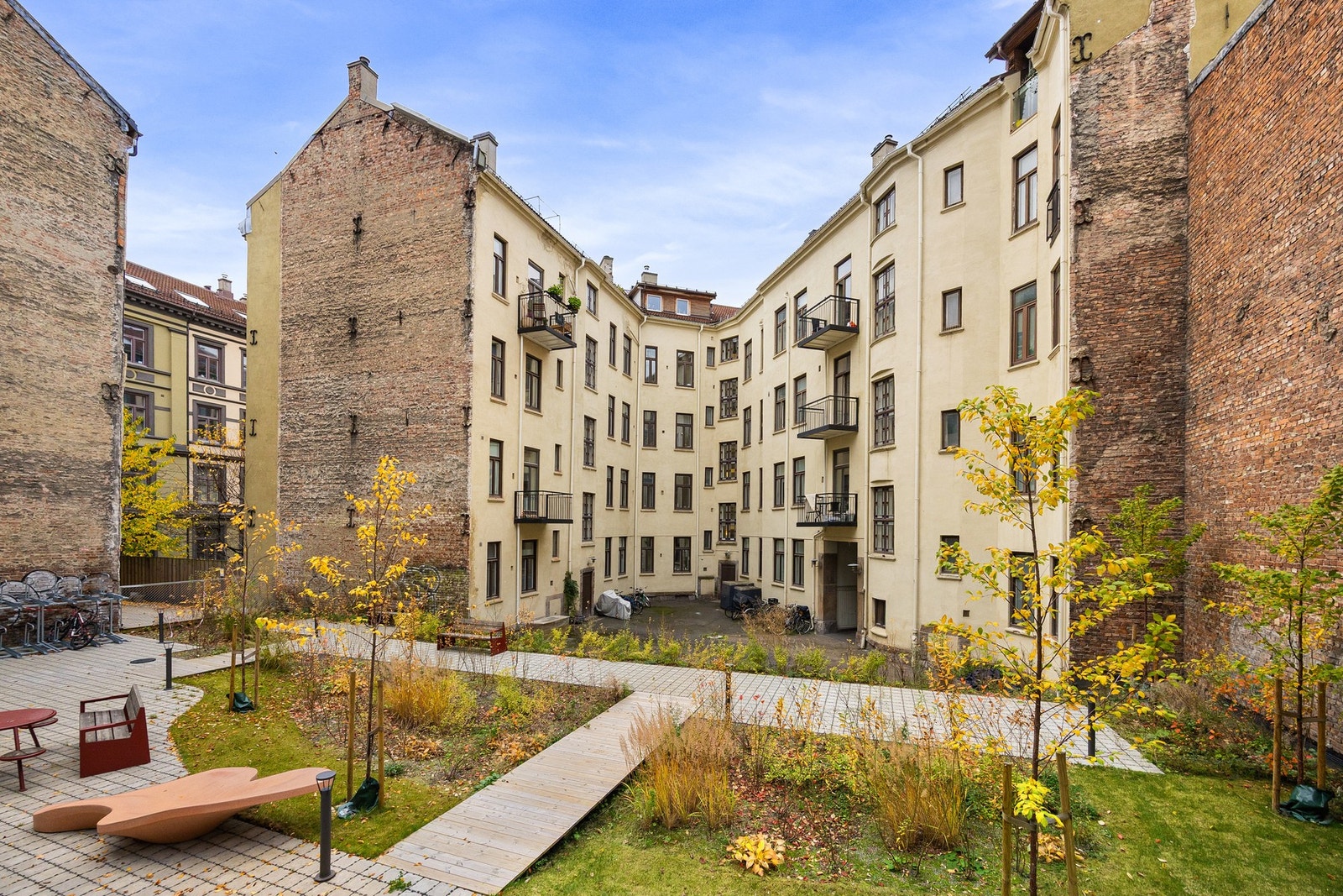 Sameiet har koselig bakgård med felles sykkelstativer, sittegrupper og beplantning. Galleribilde