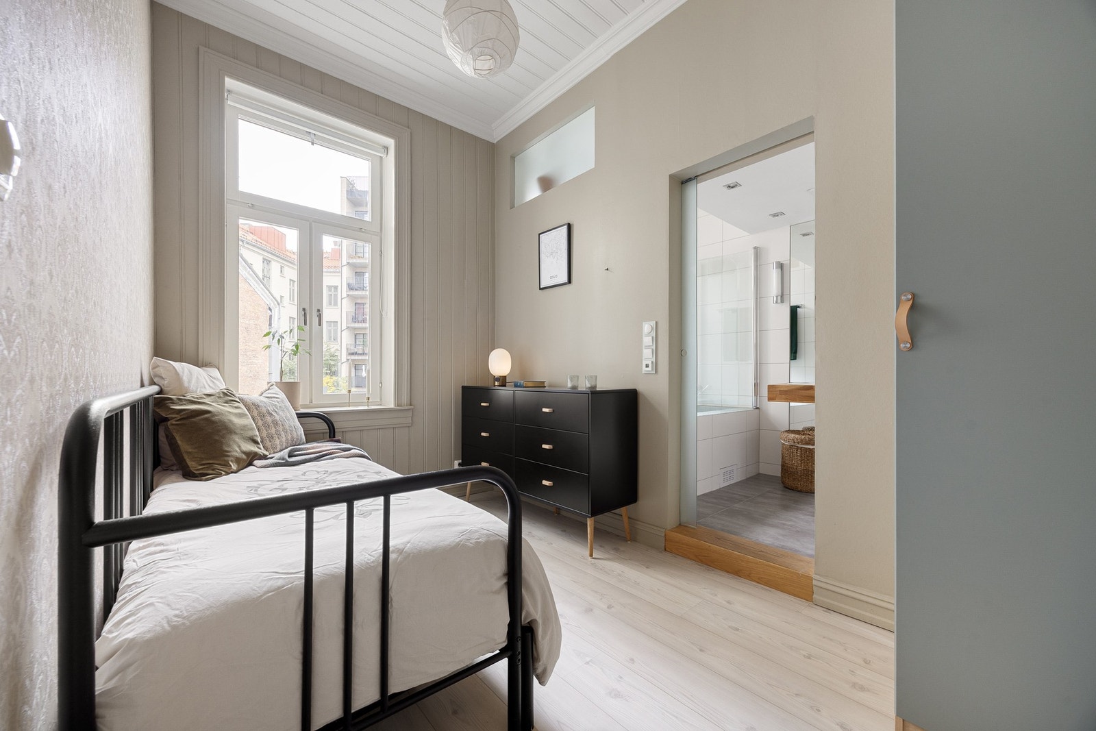 Dette rommet har også plassbygget hylle og garderobeskap Galleribilde