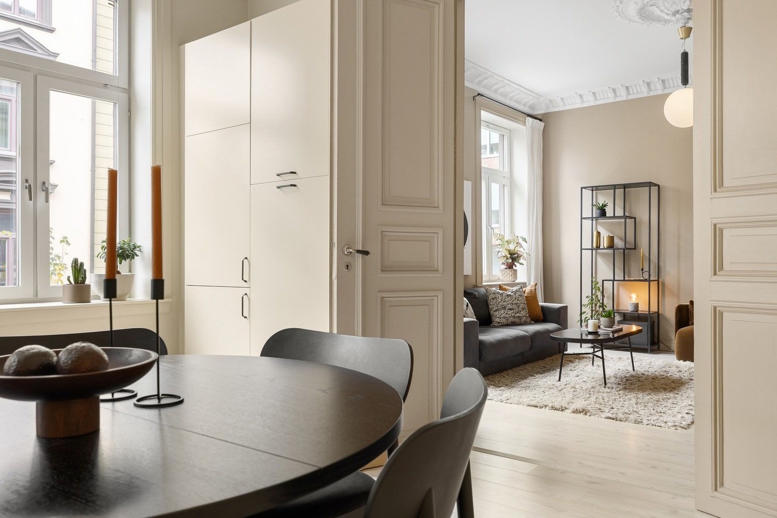 Kjøkkenet har godt med oppbevaringsplass. Galleribilde