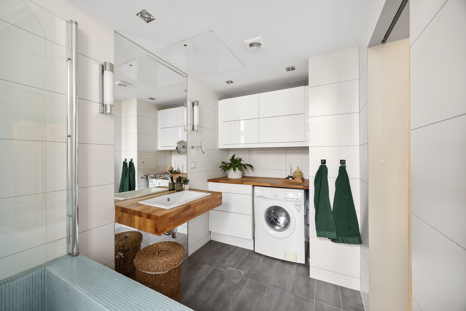 Bad fra 2009. Ny varmekabelregulator i 2025. 2 varmtvannsberedere på hhv 120 liter fra 2005 og 80 liter fra 2001. Galleribilde