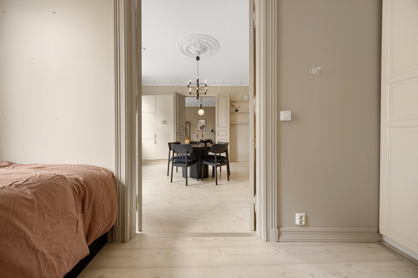 To soverom med medfølgende garderobeskap på begge. Galleribilde