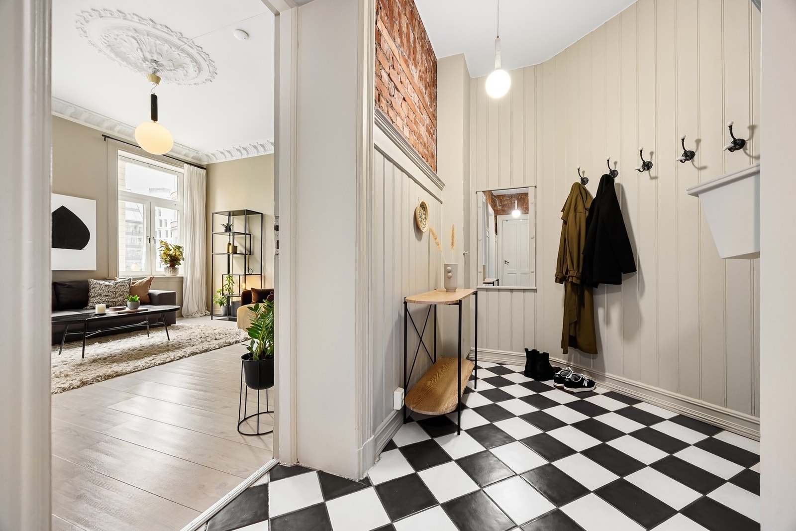 Flislagt gulv med vannbåren gulvvarme i entrè/gang. Galleribilde