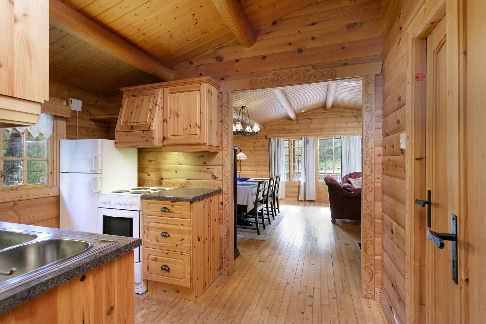 Kjøkken med delvis åpen løsning til stue Galleribilde