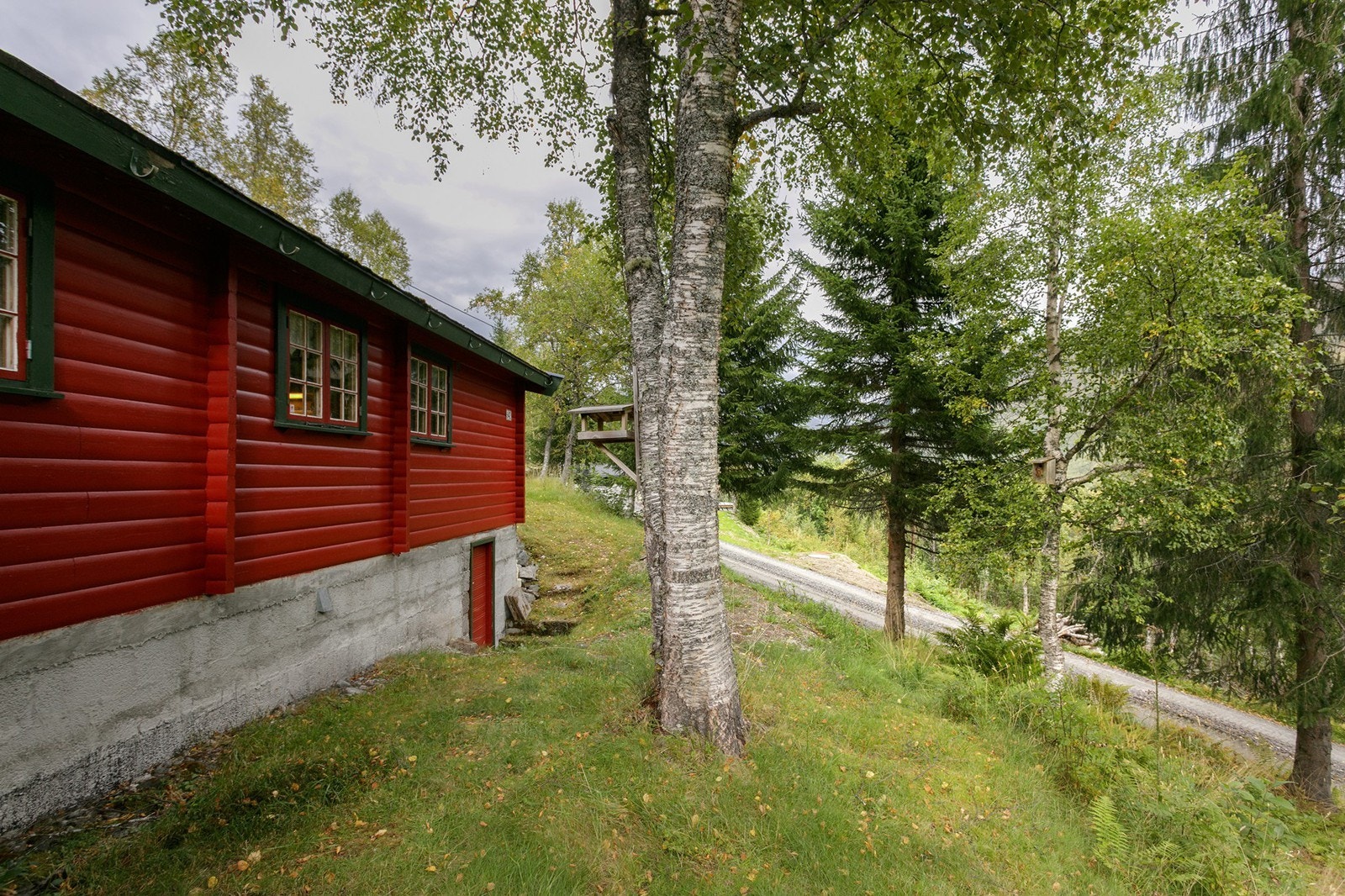 Kjeller i fremre de har ståhøyde med høyde fra 1,82 - 1,86 m - øvrig areal med lav høyde. Det er siste år lagt frem rør til kjeller for kommunalt vann og avløp - ikke tilkoblet. Galleribilde