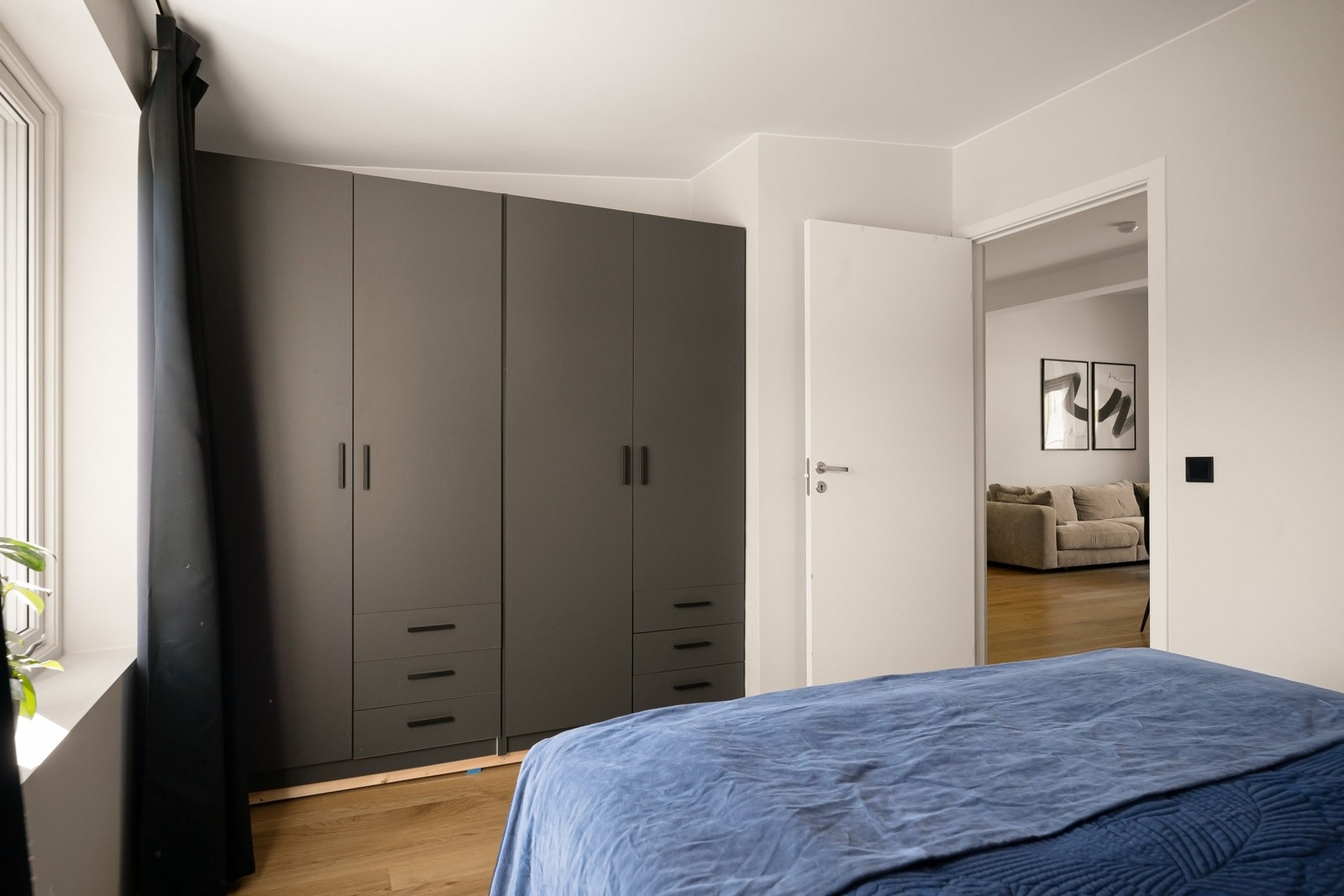 Det er utvendig solskjerming med fjernkontroll på de to største soverommene. Galleribilde