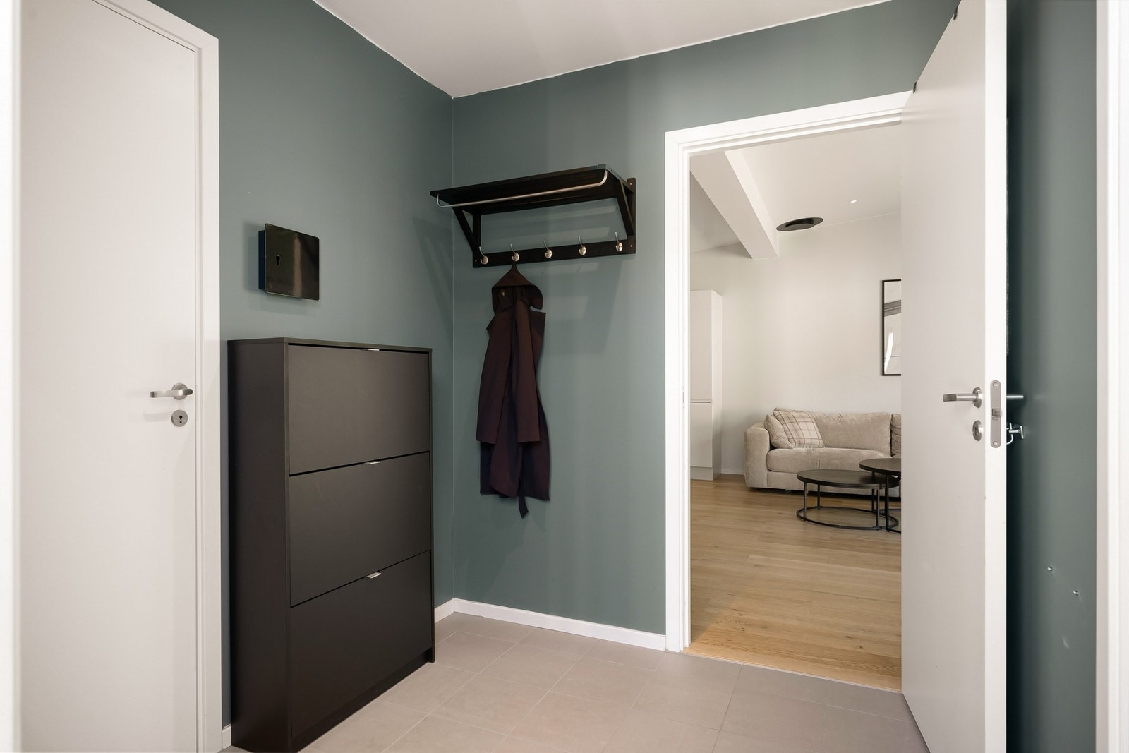 Lys og fin entré med plass til både sko og yttertøy. Galleribilde