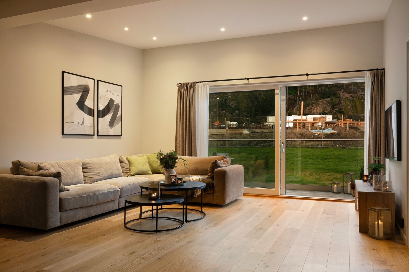 Lys og innbydende stue med store vindusflater som slipper inn rikelig med naturlig lys. Galleribilde