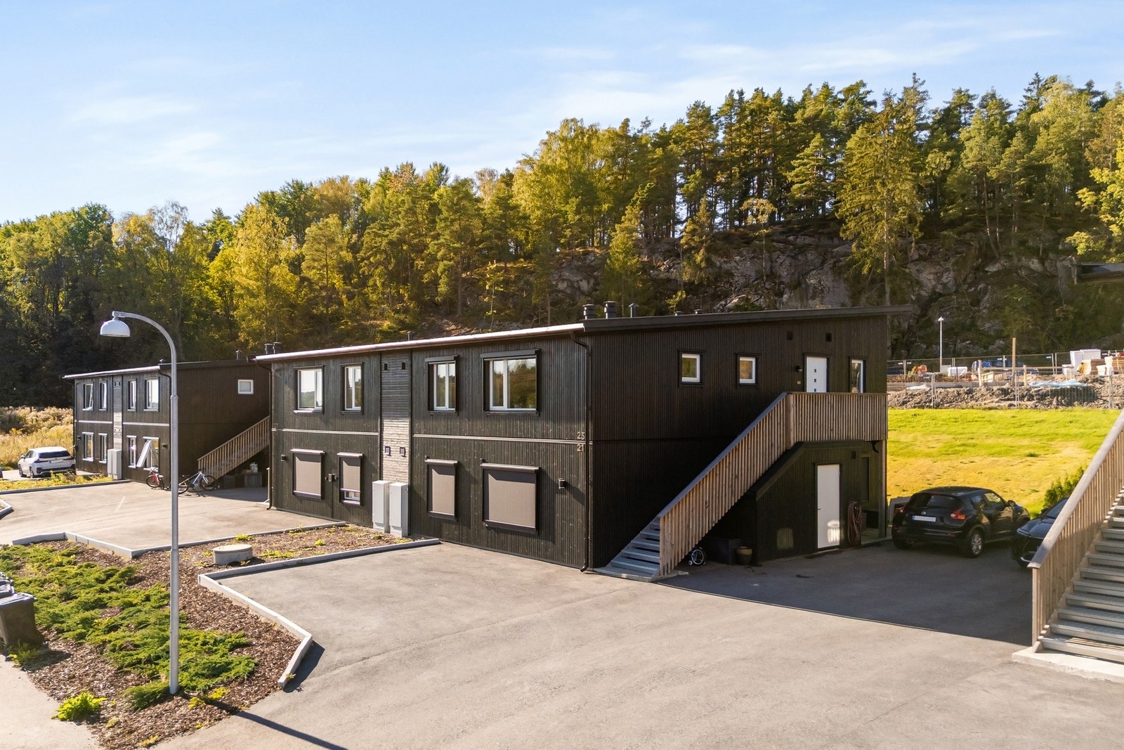 Det er parkering utenfor boligen på asfaltert biloppstillingsplass. Galleribilde
