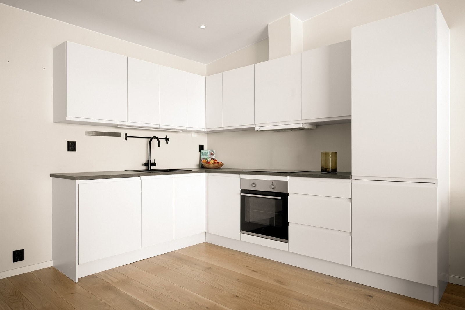 Kjøkkenet har slette, lyse fronter. Galleribilde