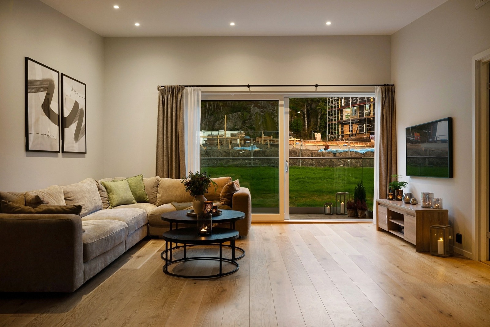 Leiligheten ligger i 2. etasje og har en praktisk planløsning med bl.a. åpen stue/kjøkken-løsning, et delikat og flislagt bad/vaskerom og tre soverom. Galleribilde