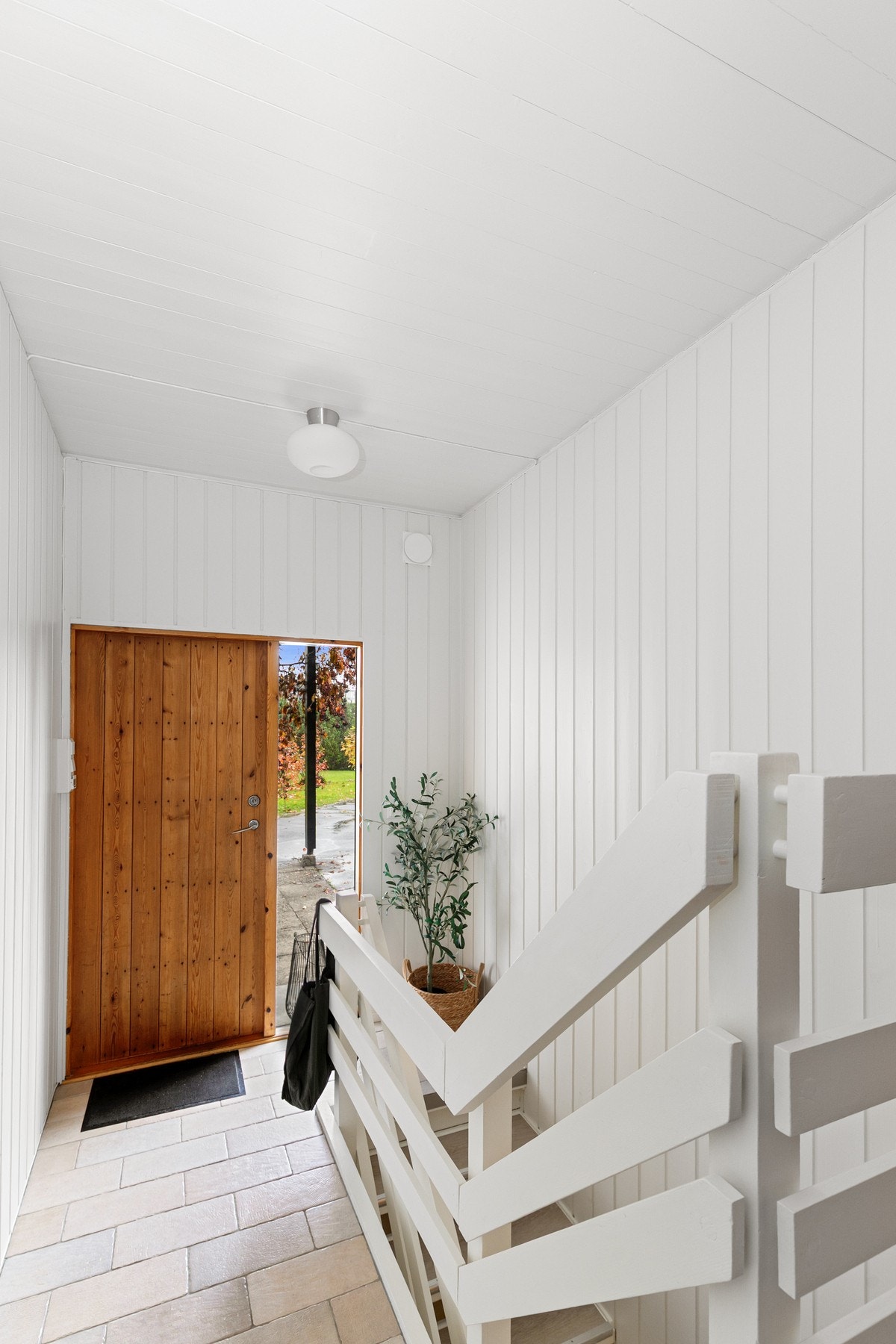 Entreen ligger på et eget halvplan og herfra er det trapp opp til hovedetasjen og ned til kjelleren. Galleribilde