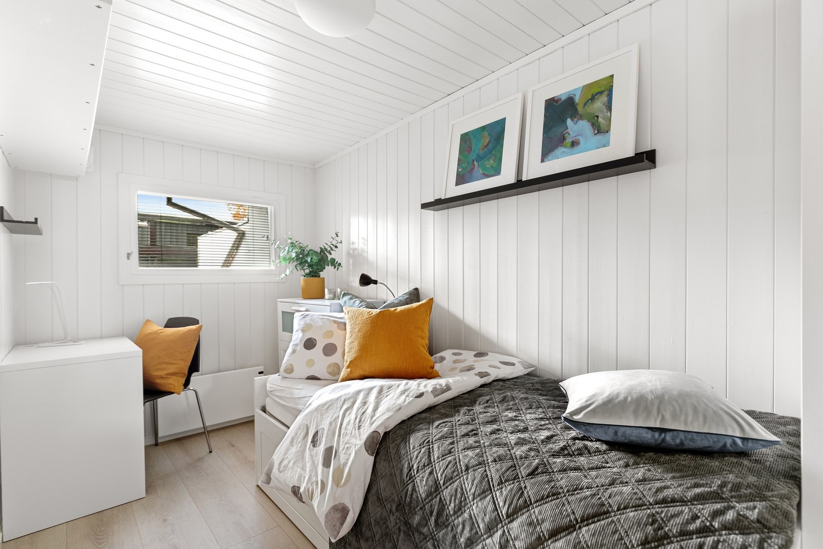 Soverom med garderobeskap. Galleribilde