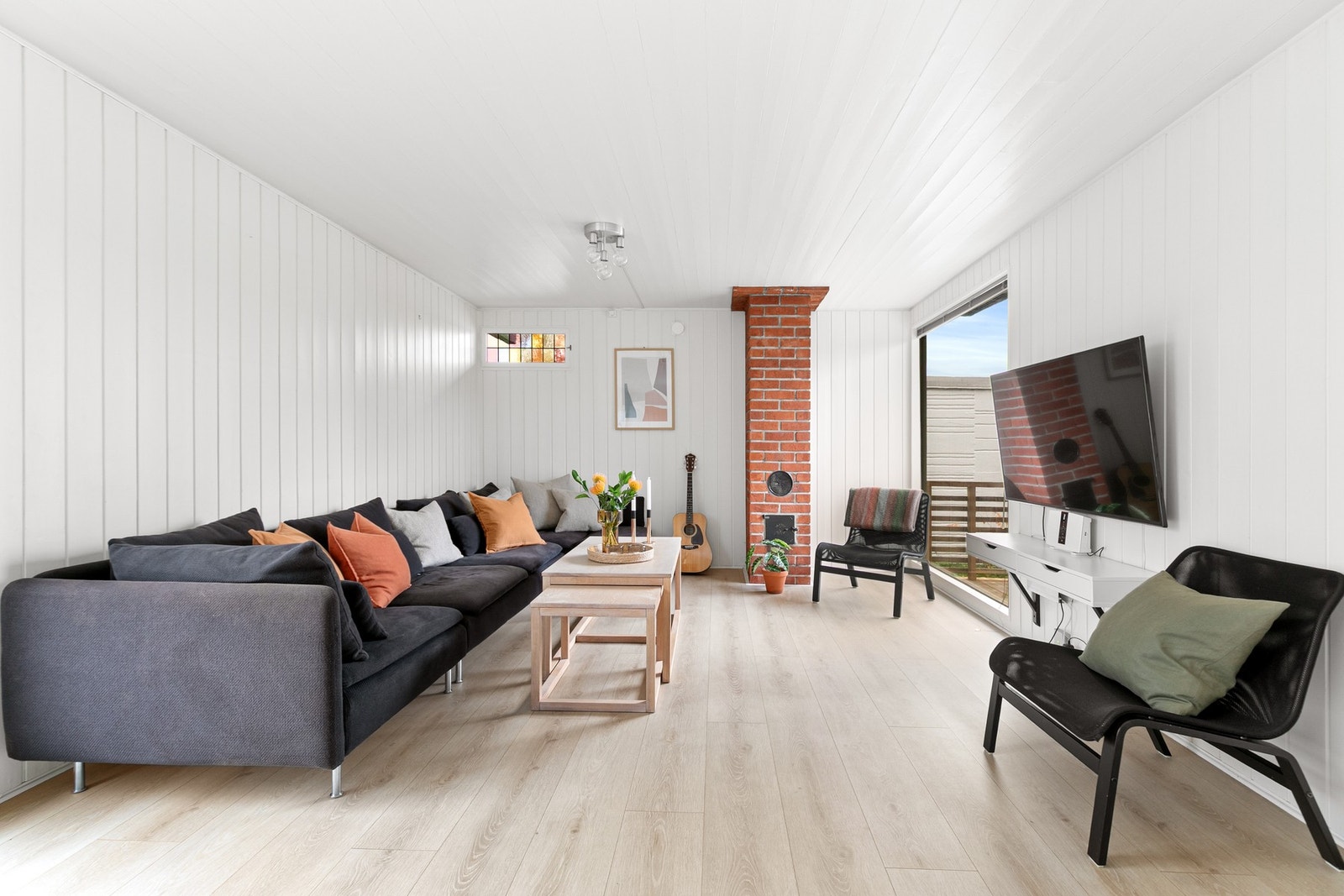 I stuen er det store vinduer ut mot atriet. Det gir godt med naturlig lys, noe som skaper en innbydende atmosfære gjennom hele dagen. Galleribilde