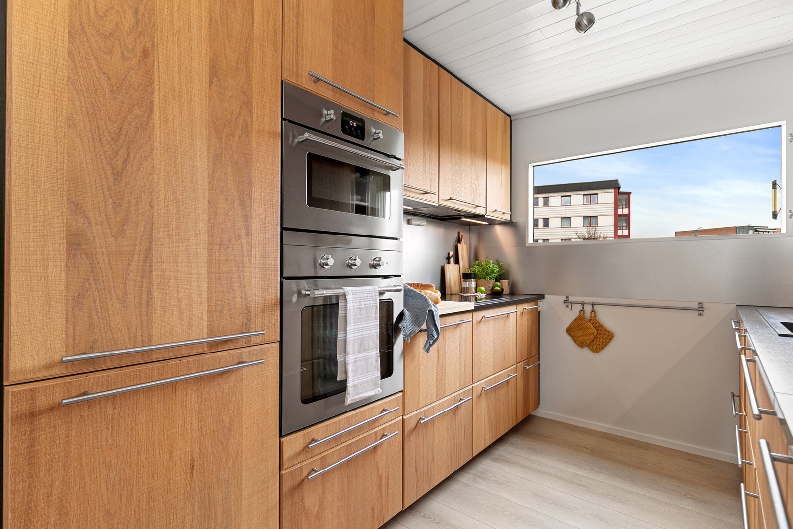 Integrert stekeovn, platetopp, oppvaskmaskin, mikrobølgeovn og kjøleskap med fryser gir et komplett kjøkken klar til bruk. Galleribilde