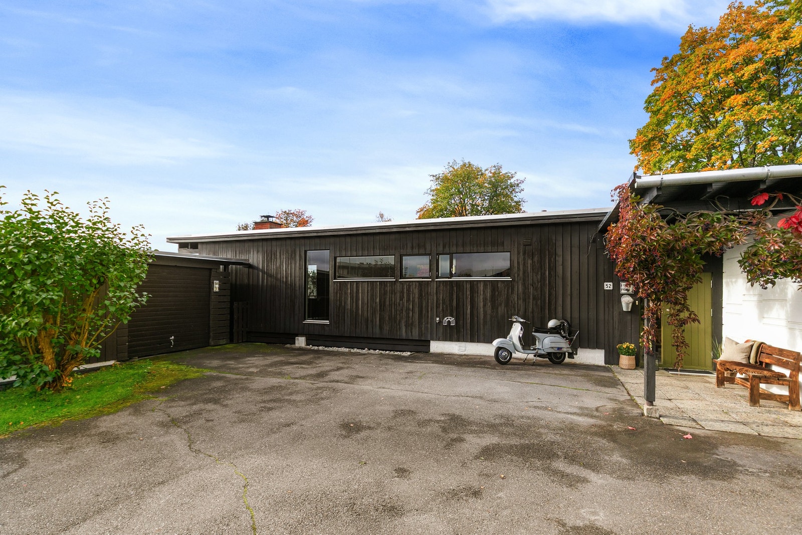 Gode parkeringsmuligheter i garasje med elbil-lader eller på egen gårdsplass. Galleribilde